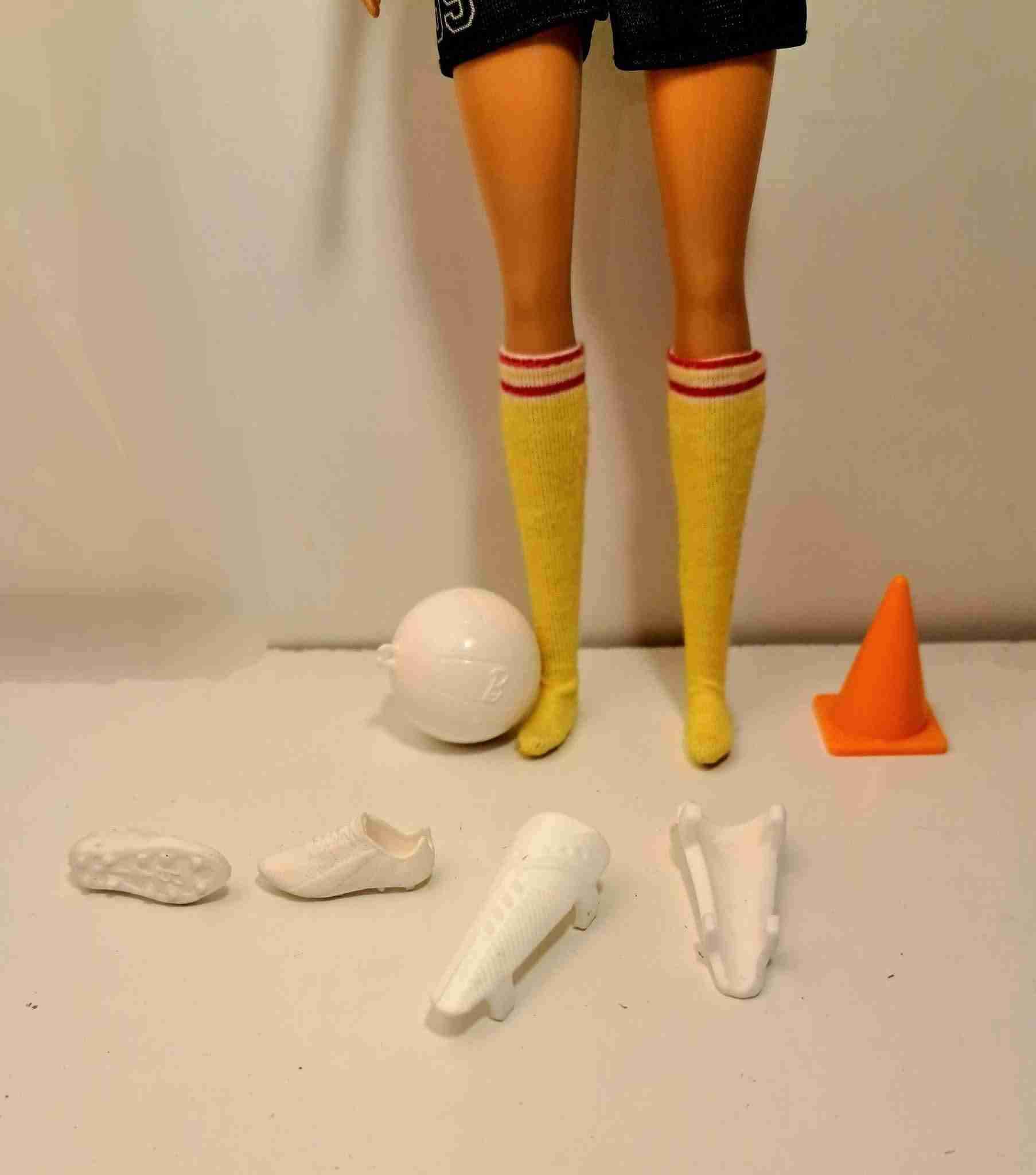 Muñeca futbolista con accesorios - miniatura 2