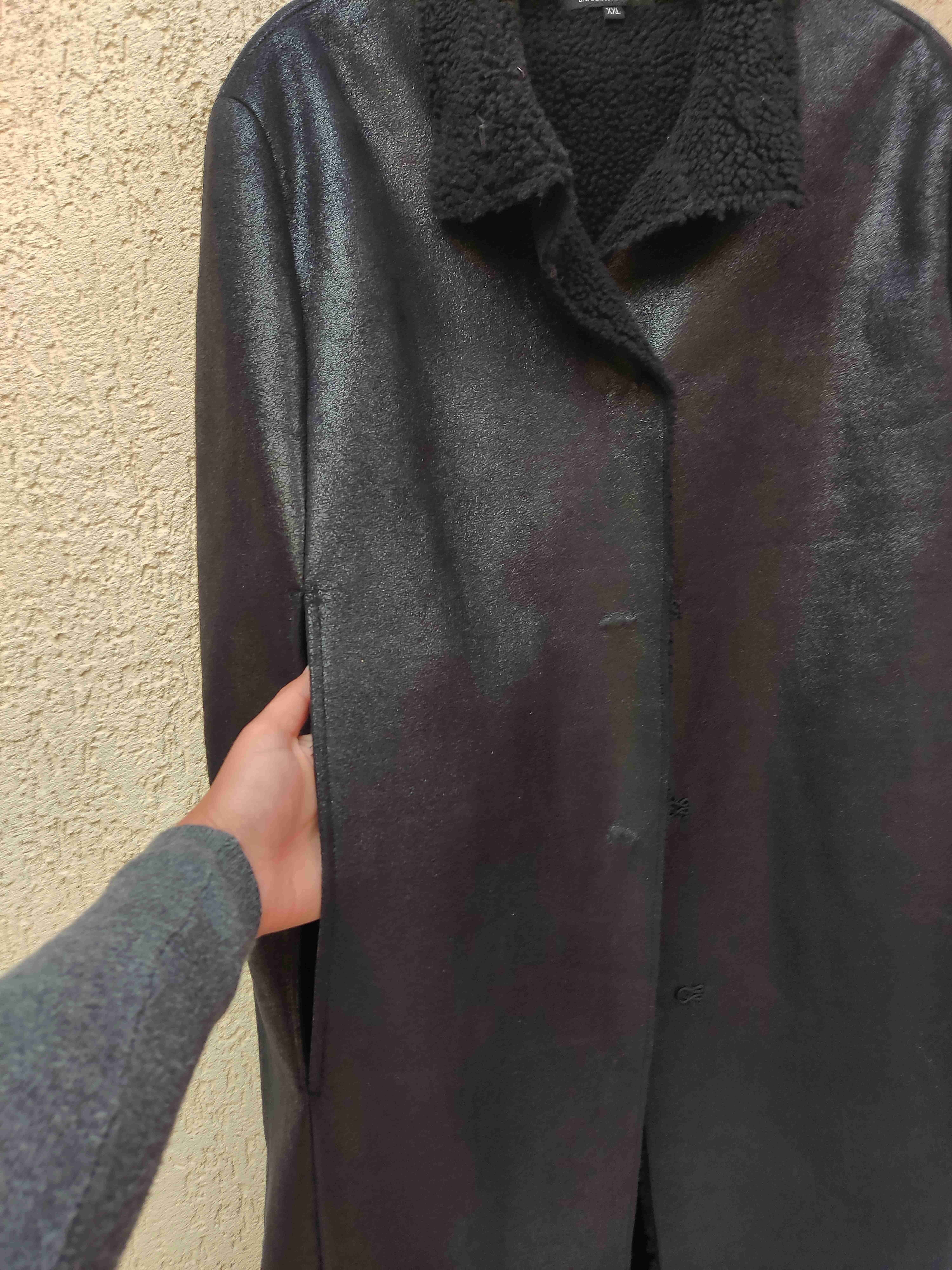 Abrigo negro con cuello de felpa - miniatura 2