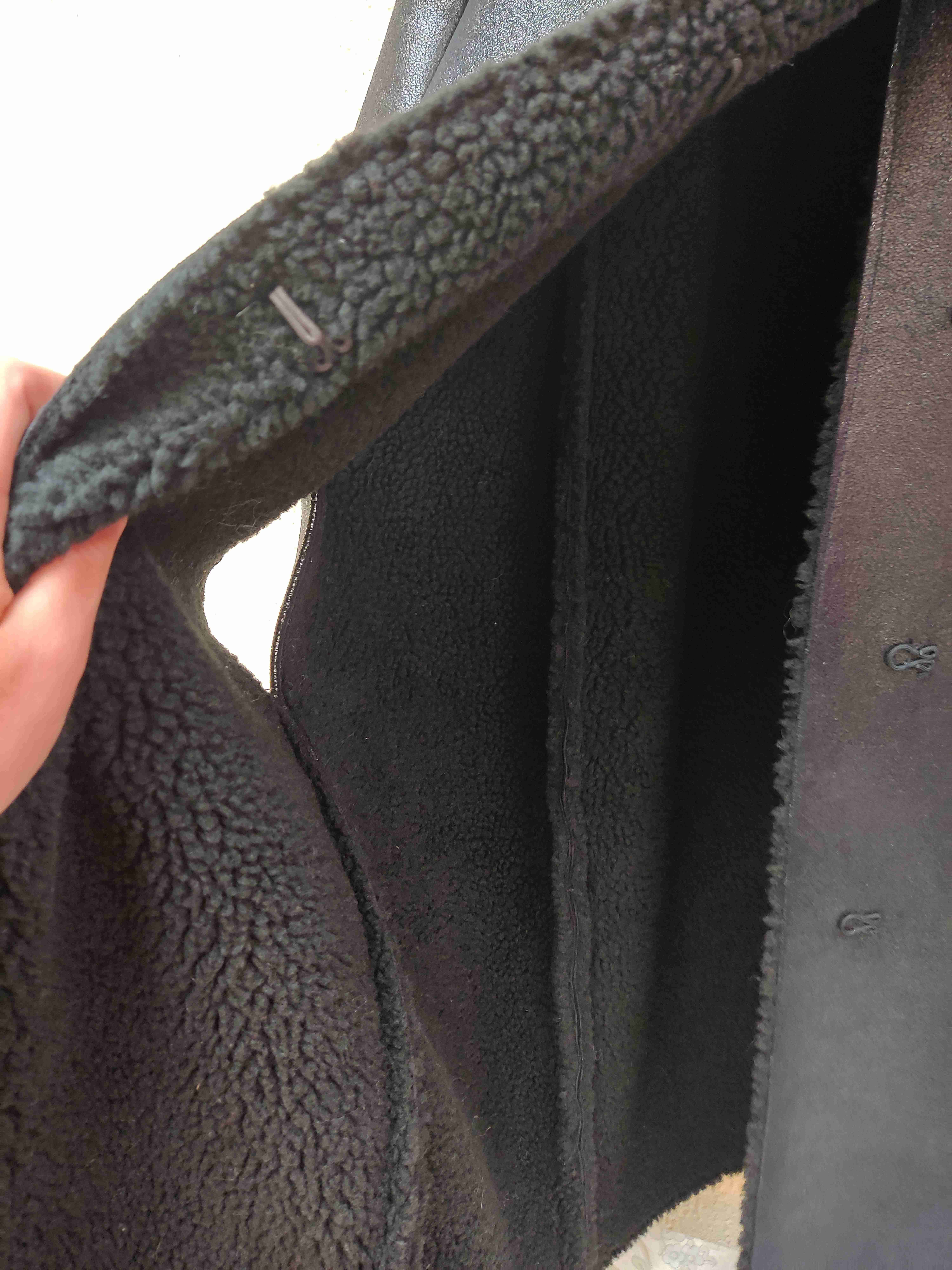 Abrigo negro con cuello de felpa - miniatura 3