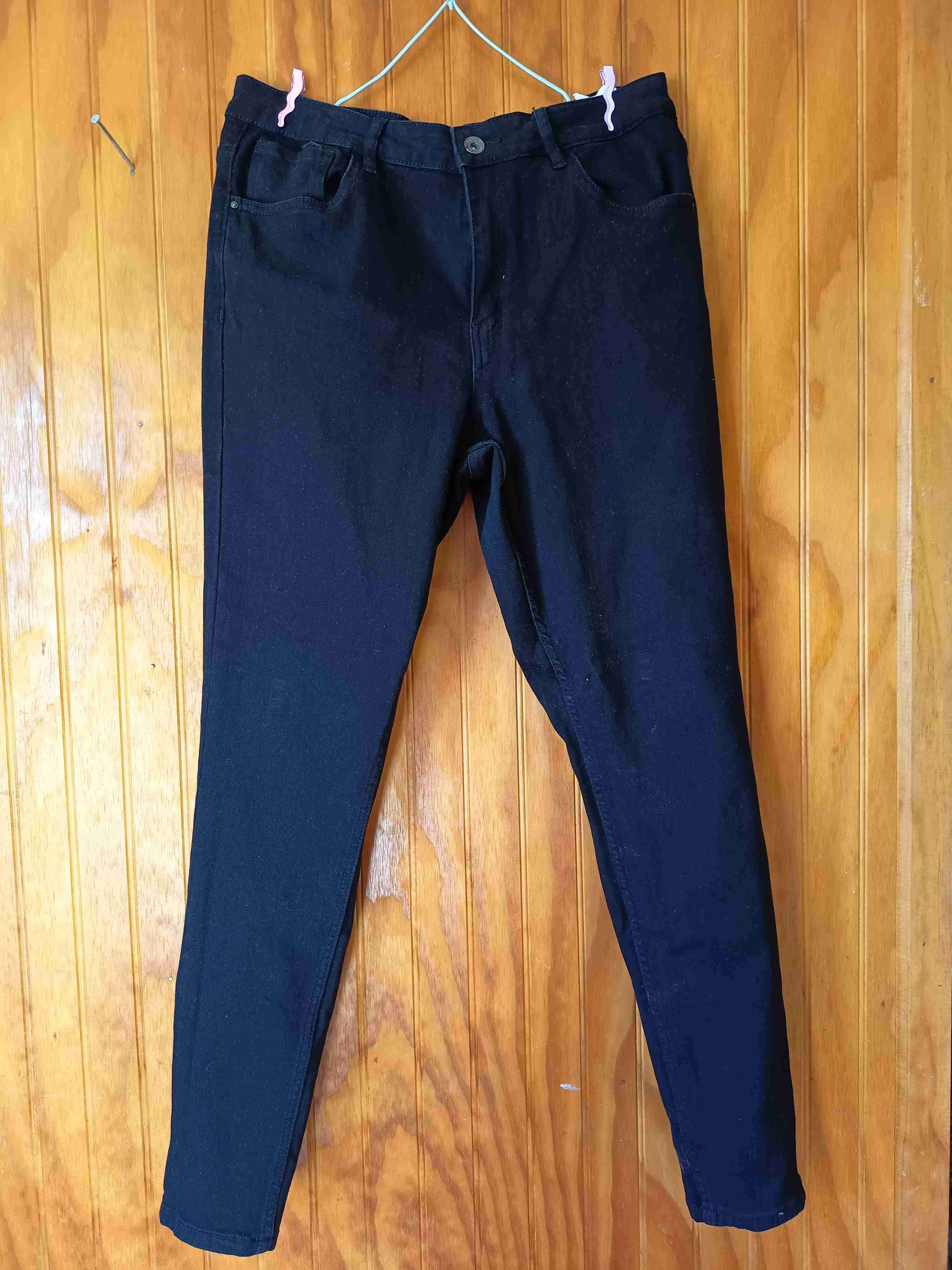 Pantalón negro con bolsillos - miniatura 2