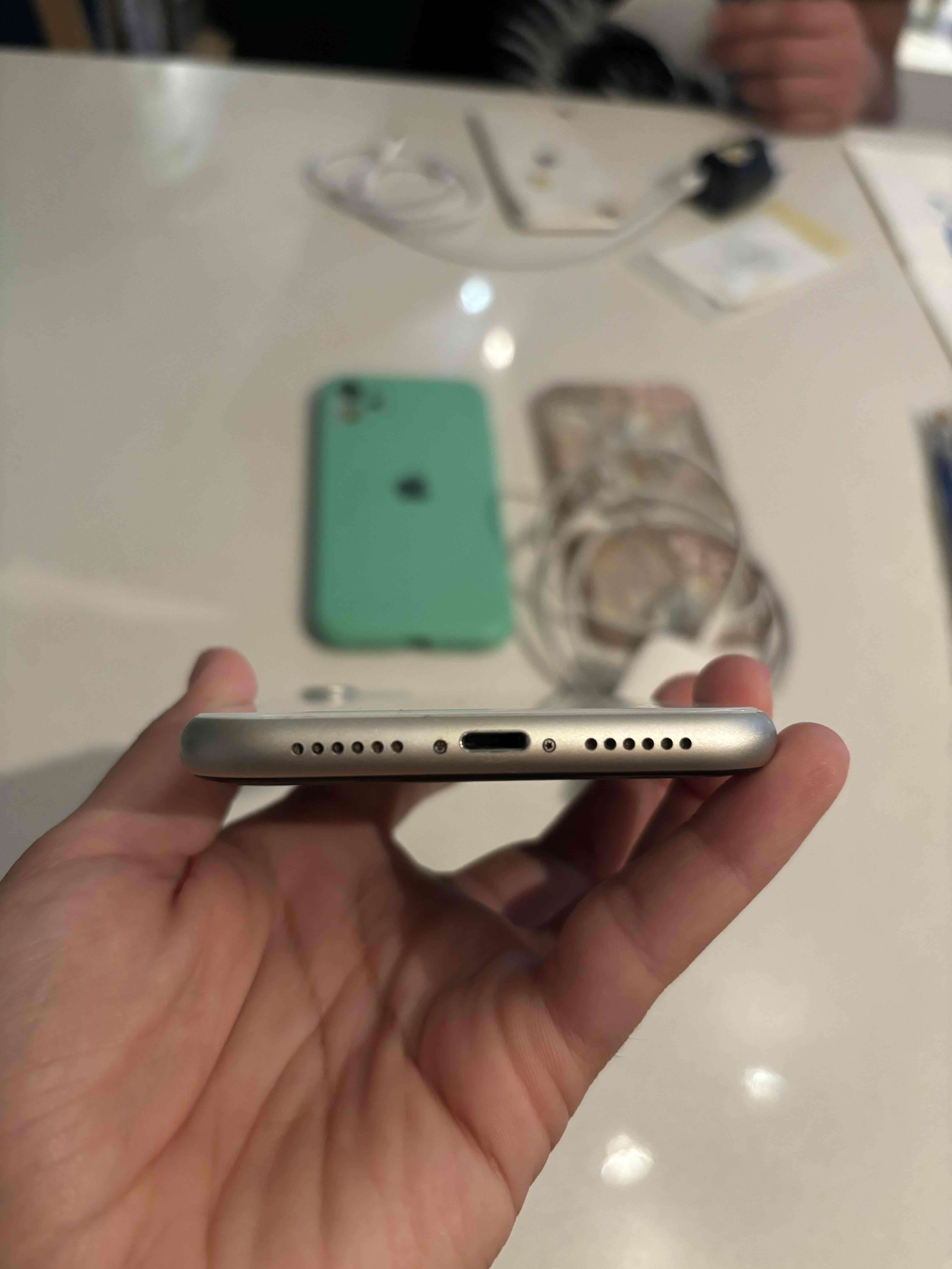 iPhone con accesorios - miniatura 4