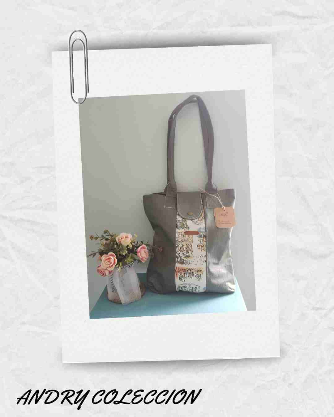 Bolso estampado y detalles en cuerina - miniatura 2