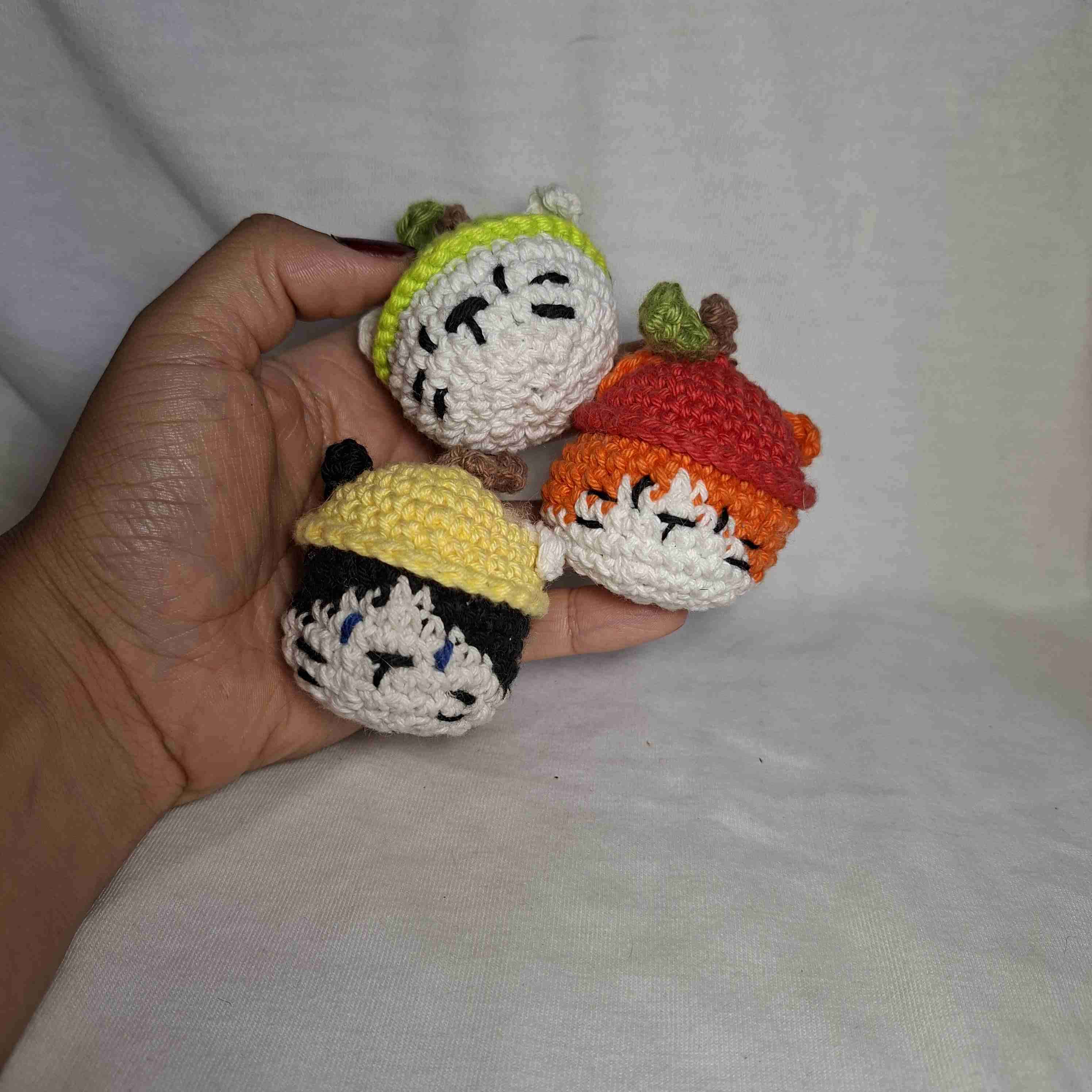 Gatitos con sombrero de frutas