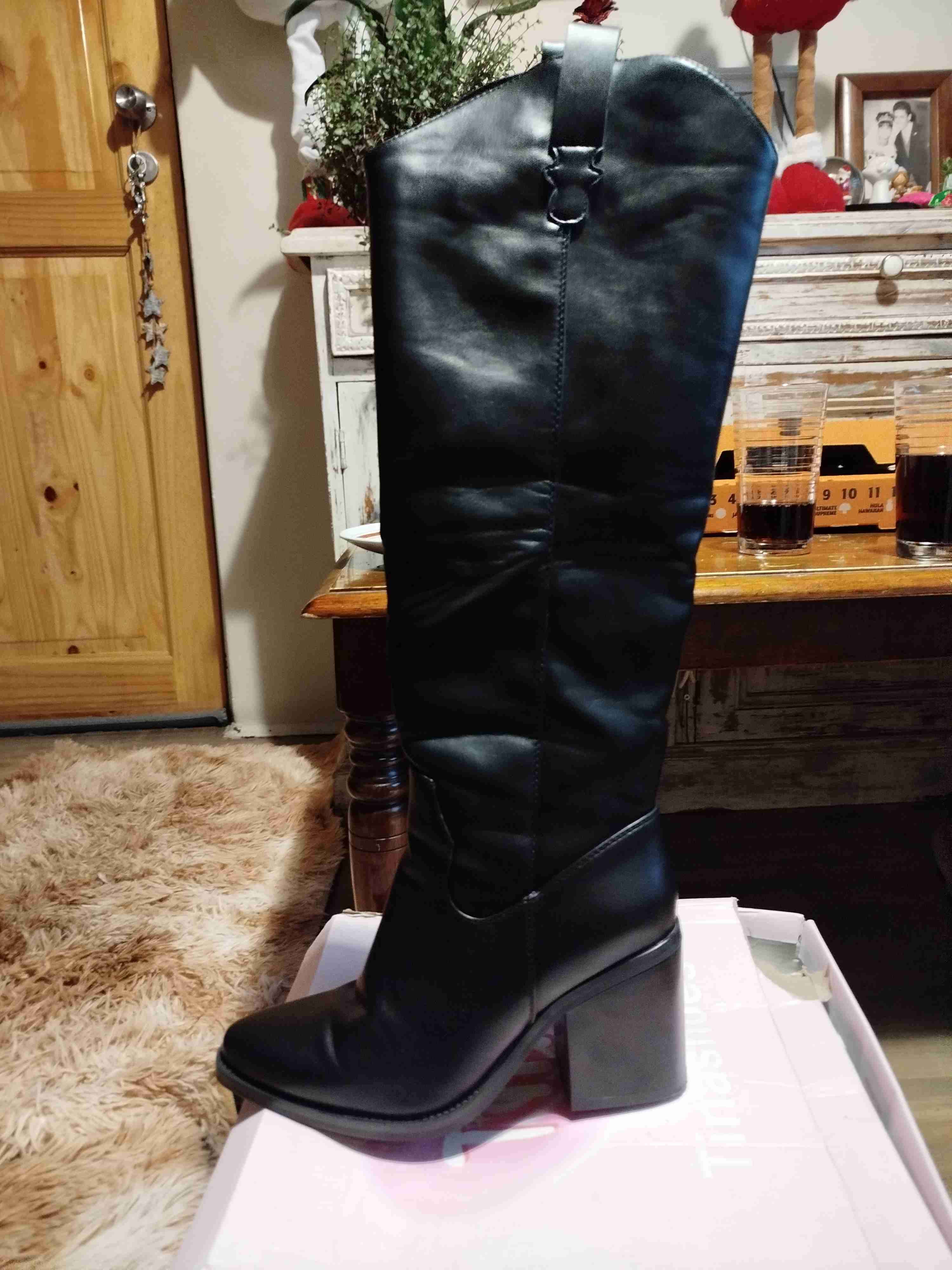 Botas largas de cuero negro - miniatura 1