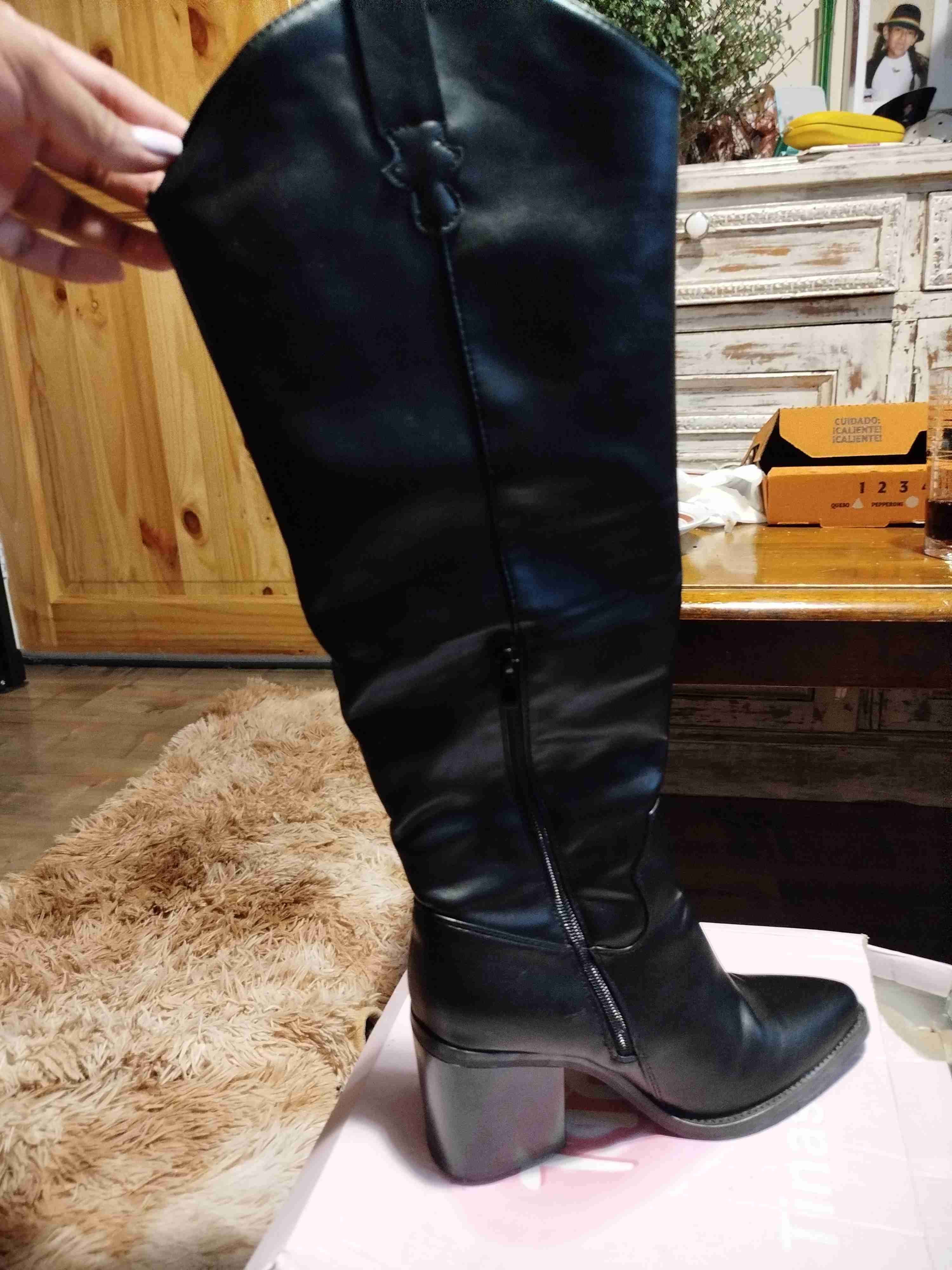 Botas largas de cuero negro - miniatura 2