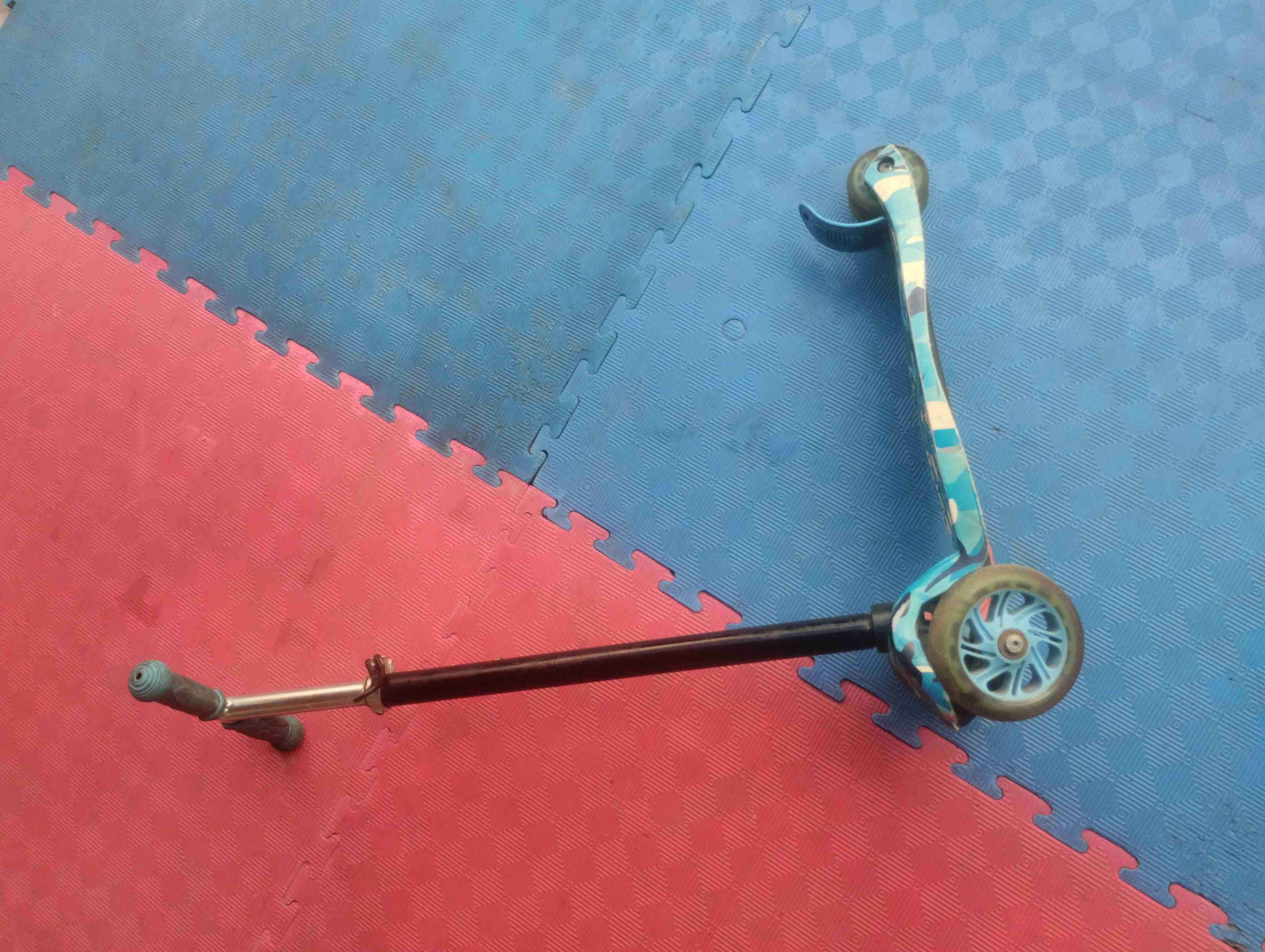 Scooter infantil azul camuflado - miniatura 1