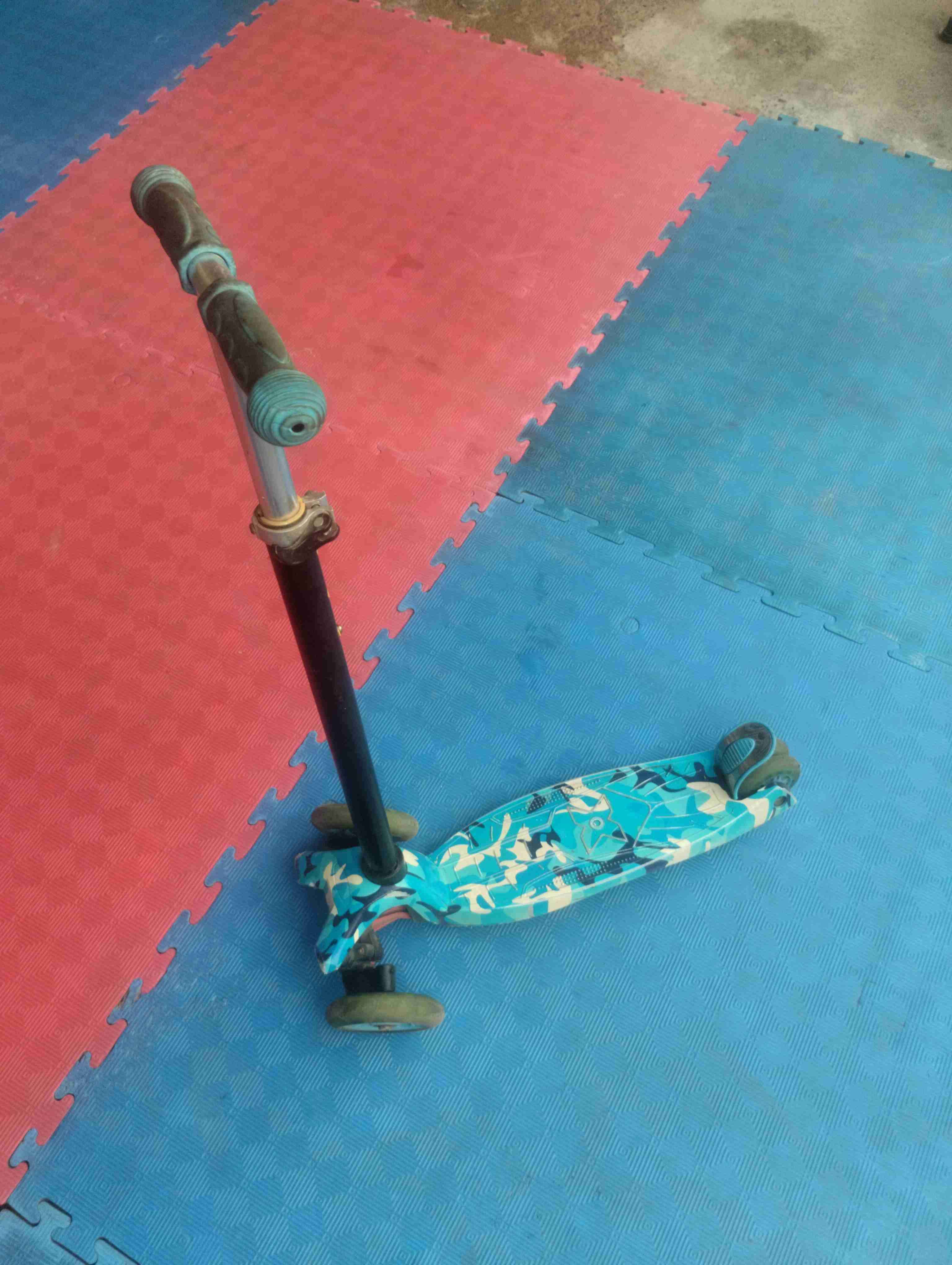 Scooter infantil azul camuflado - miniatura 2