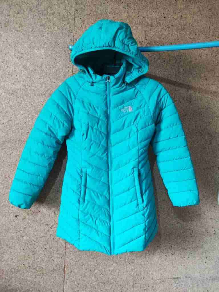 Abrigo acolchado turquesa con capucha - miniatura 1