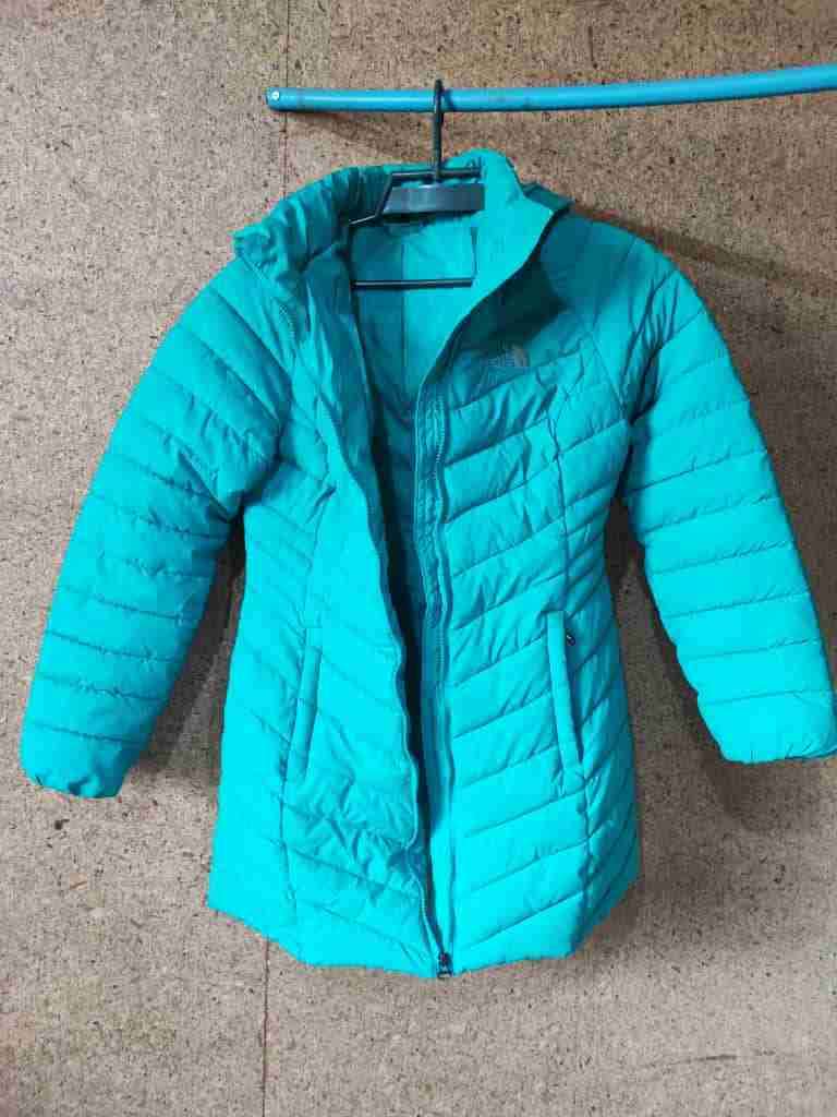 Abrigo acolchado turquesa con capucha - miniatura 2