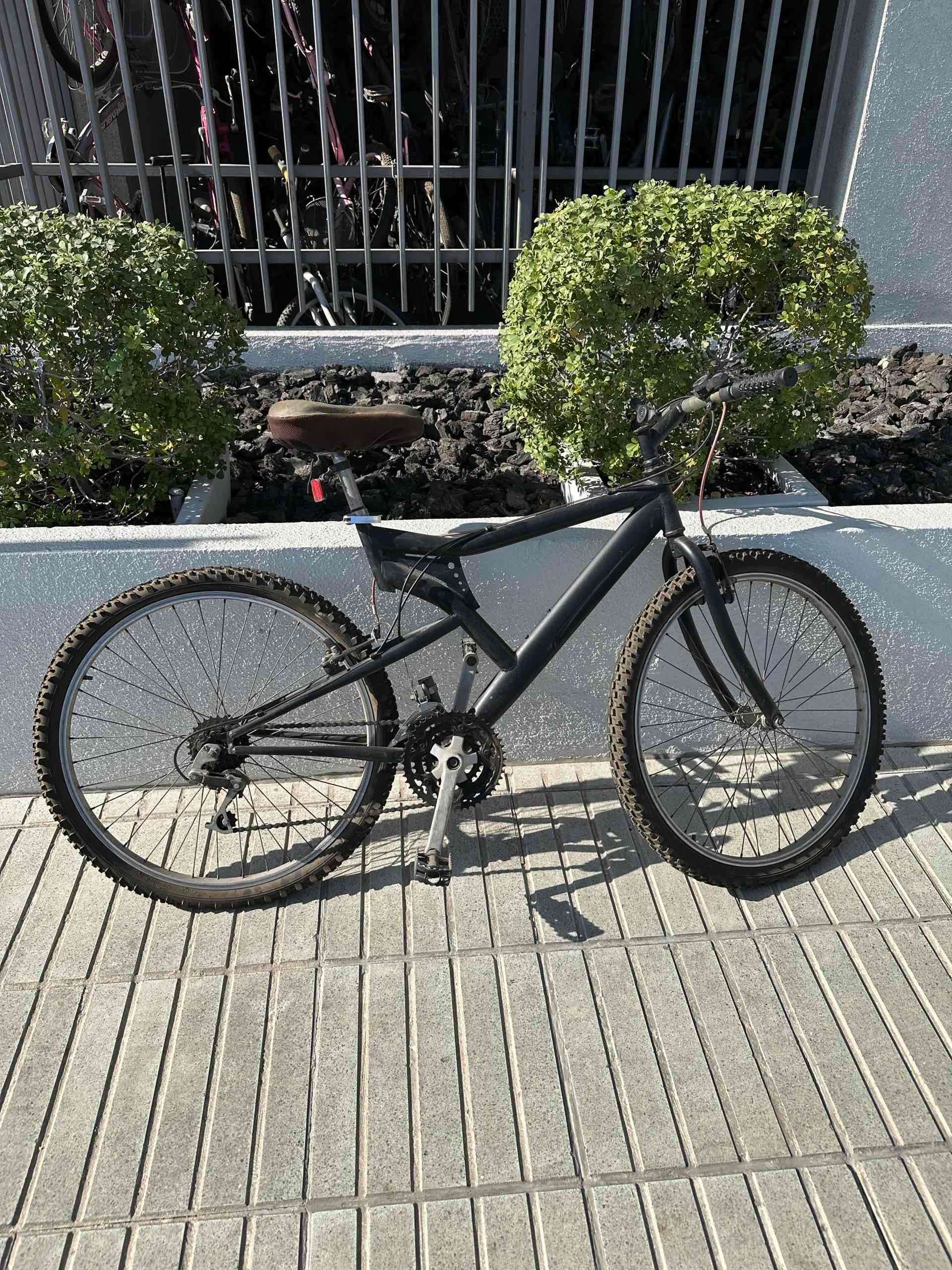 Bicicleta negra montaña usada - miniatura 1