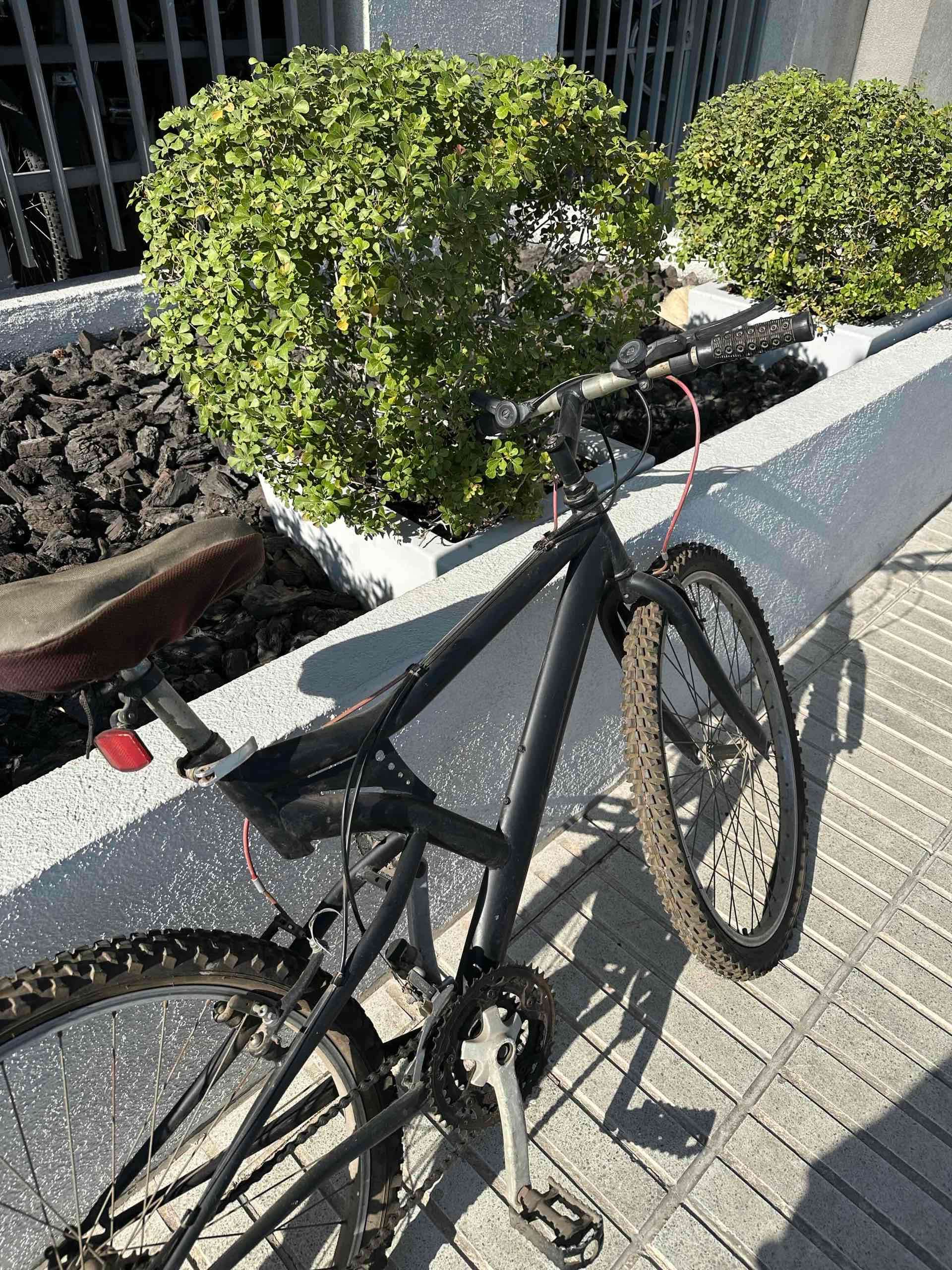 Bicicleta negra montaña usada - miniatura 2