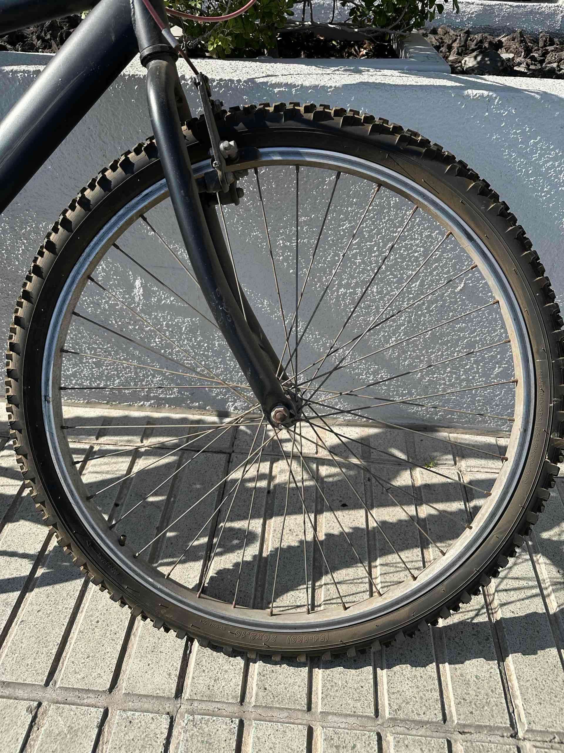 Bicicleta negra montaña usada - miniatura 4