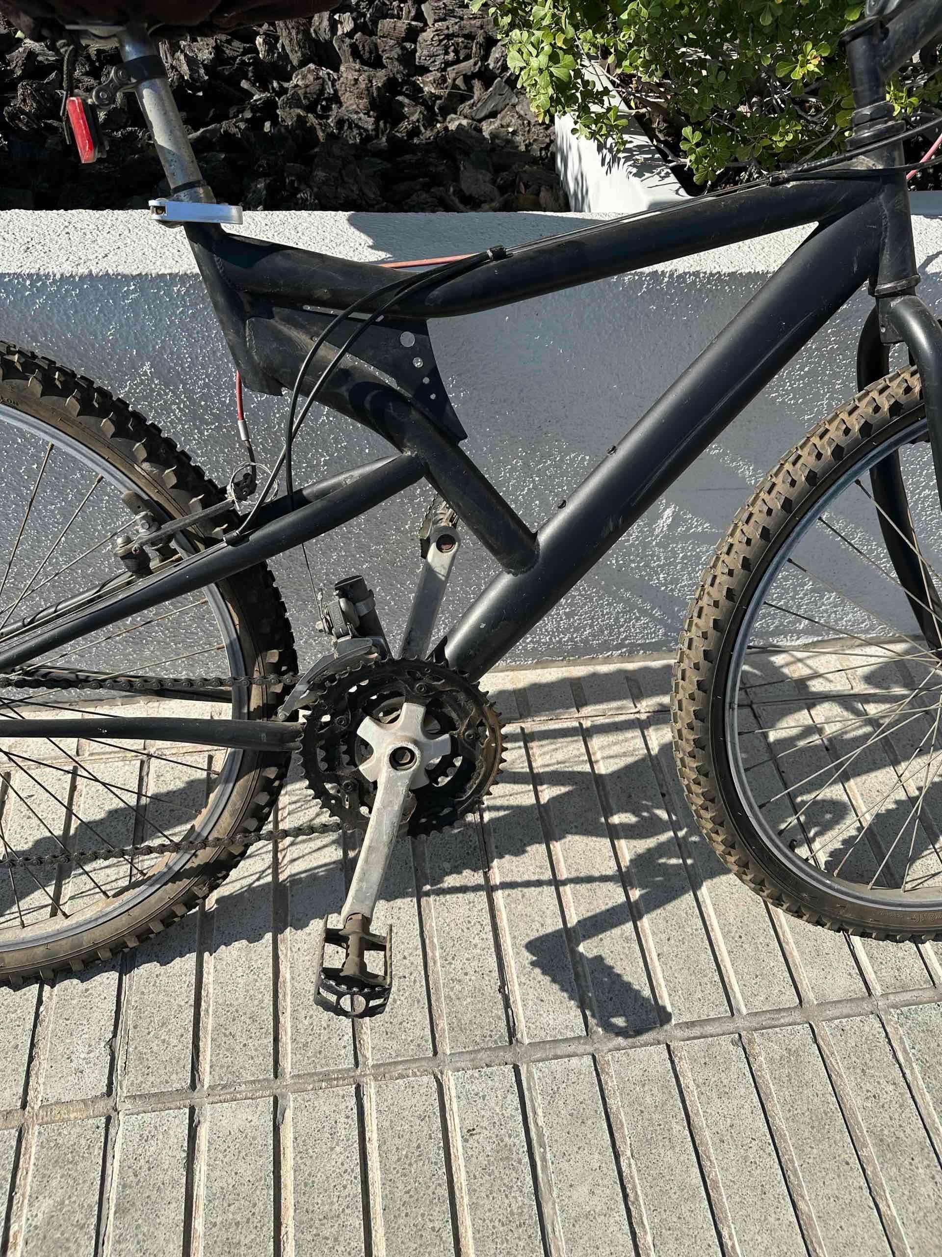 Bicicleta negra montaña usada - miniatura 5