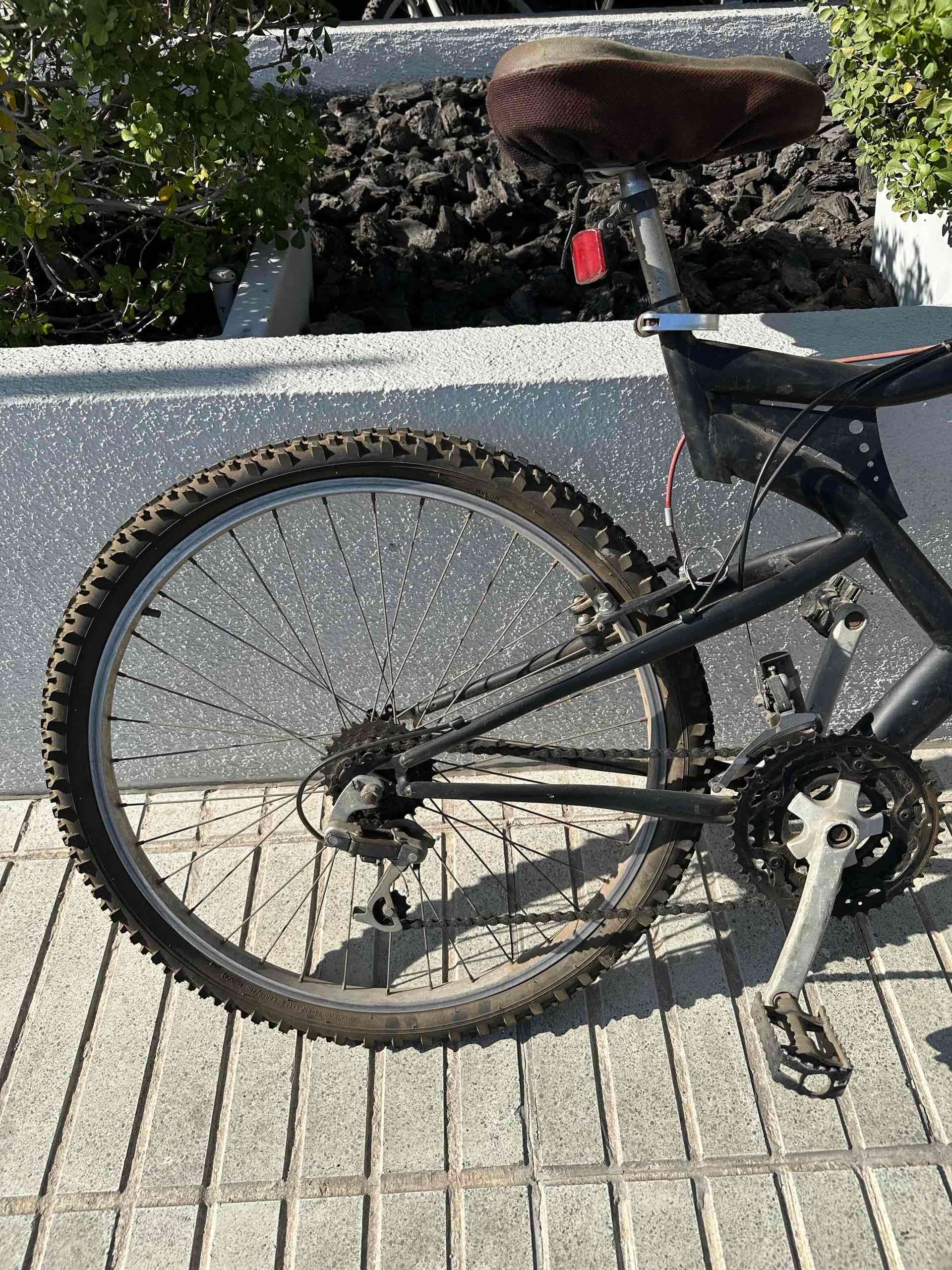 Bicicleta negra montaña usada - miniatura 6