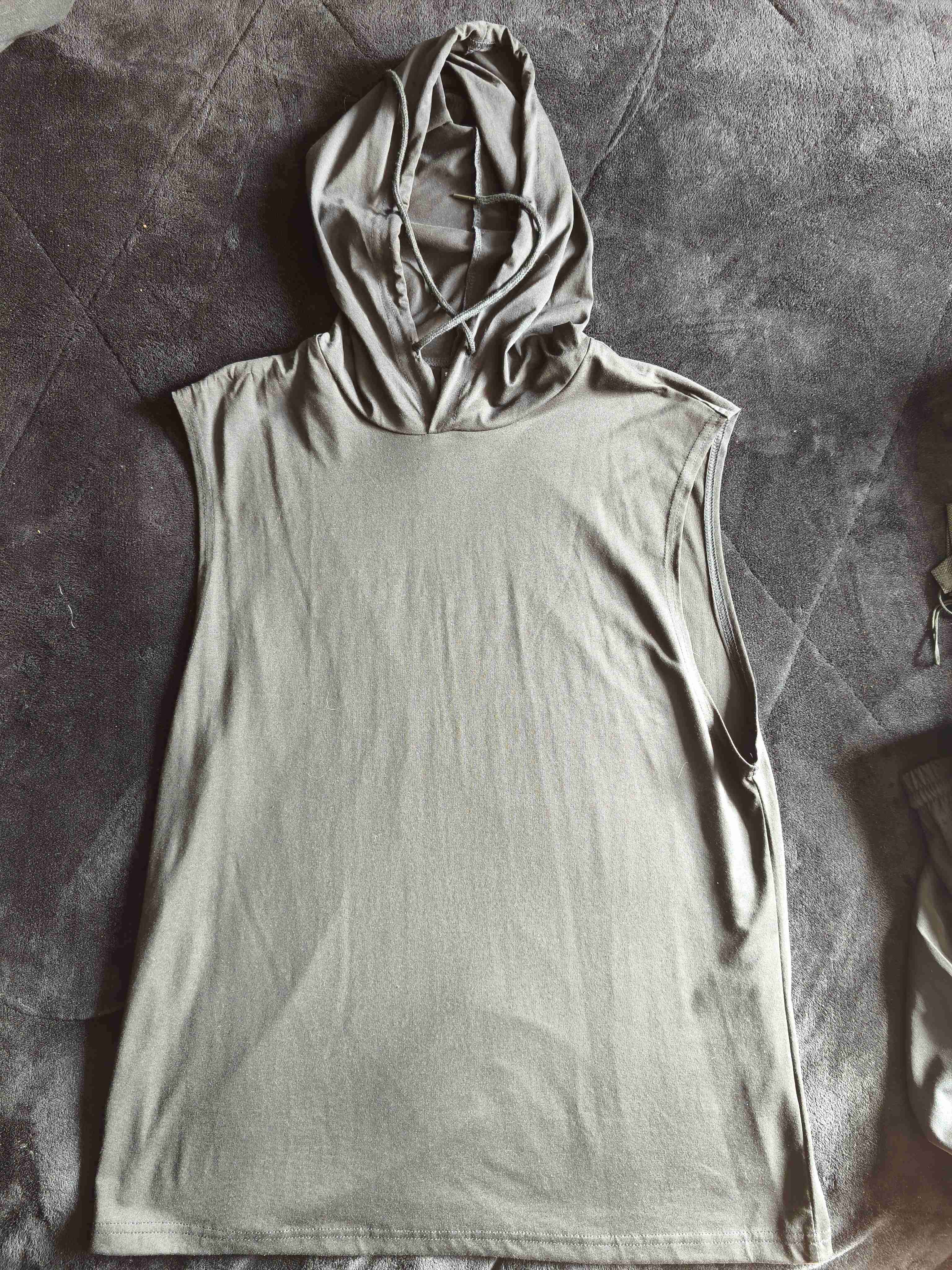 Polera sin mangas con capucha - miniatura 1