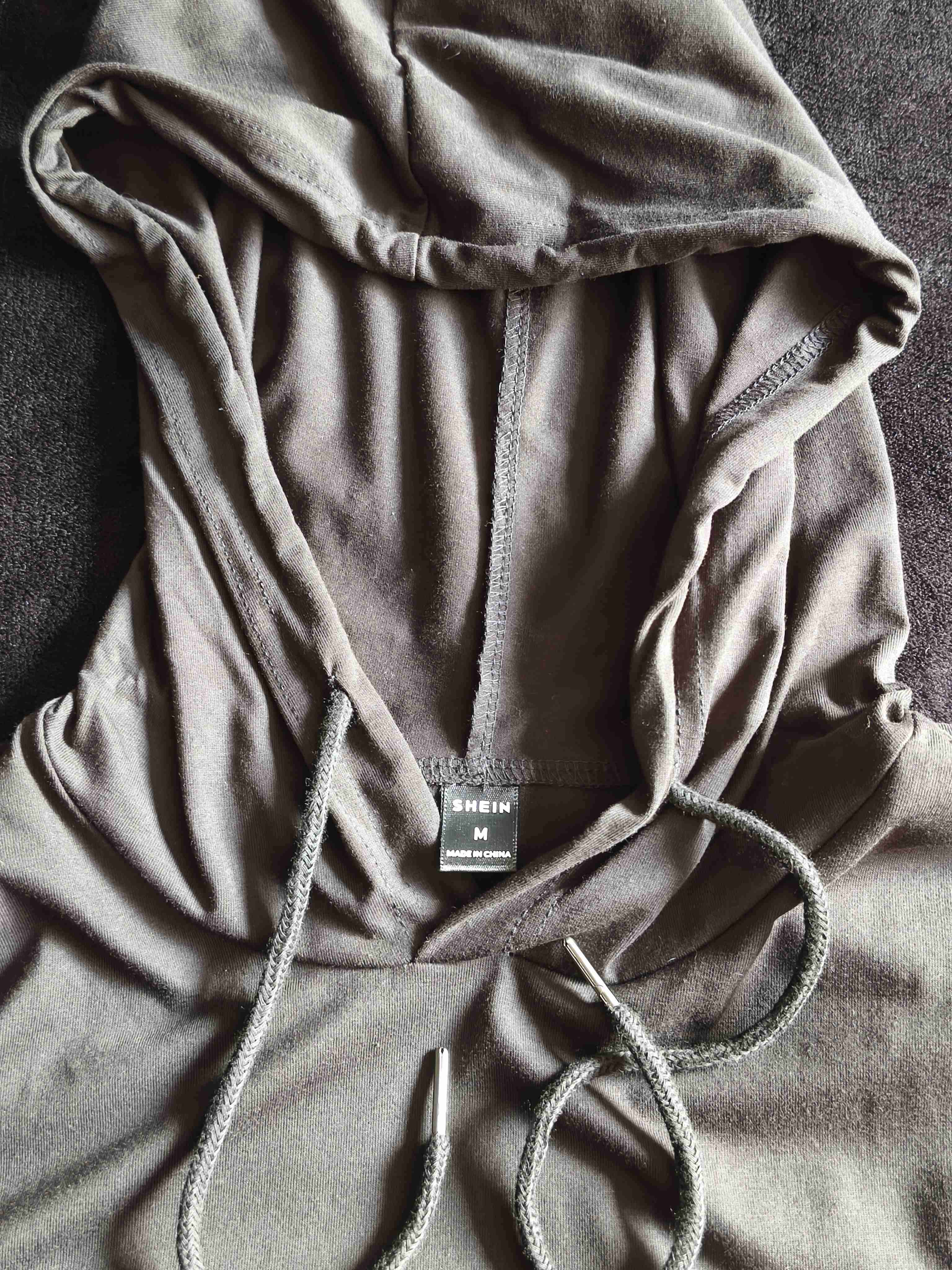 Polera sin mangas con capucha - miniatura 2