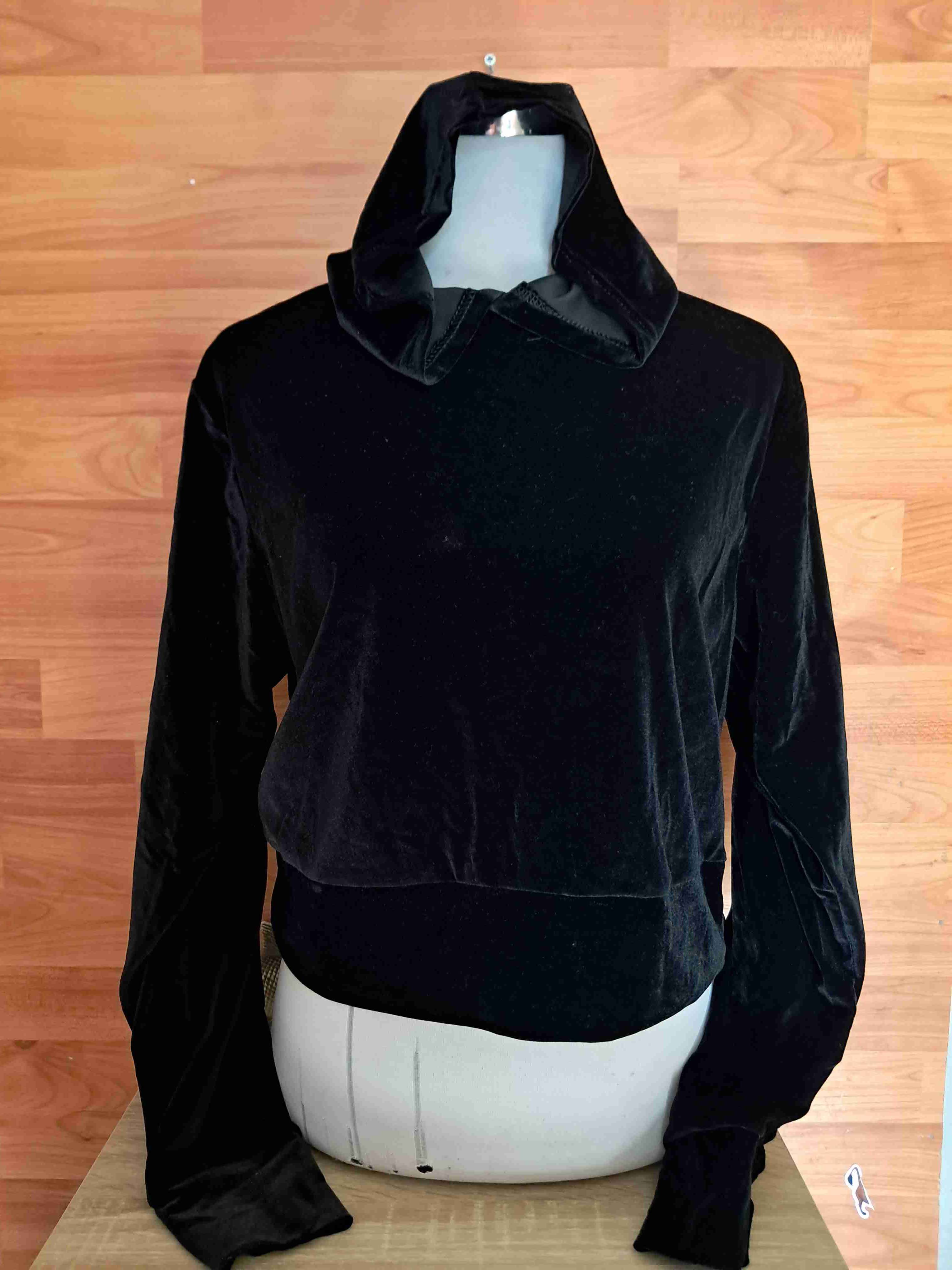 Polerón negro con capucha - miniatura 1