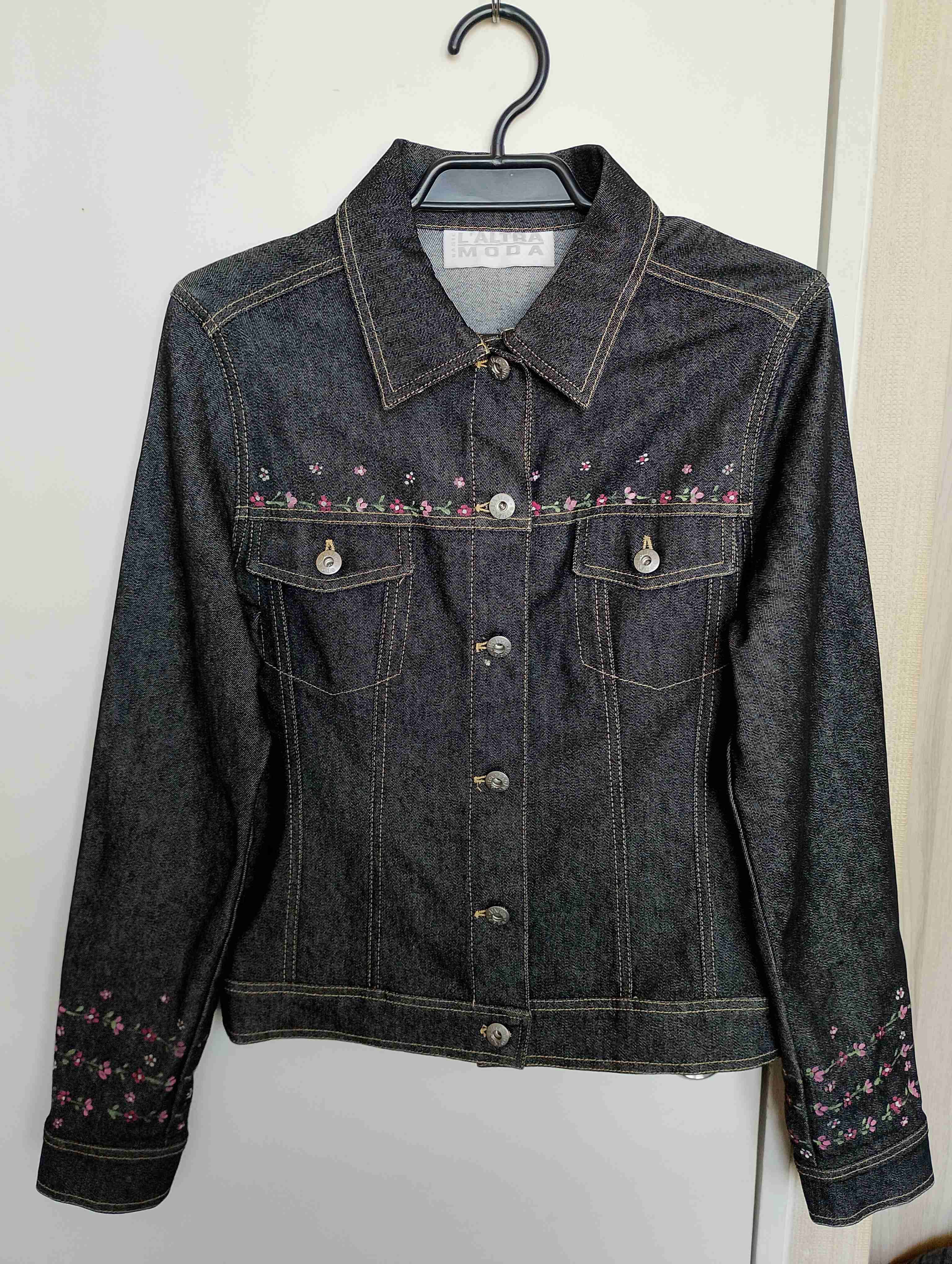 Chaqueta de mezclilla negra con flores pintadas - miniatura 4