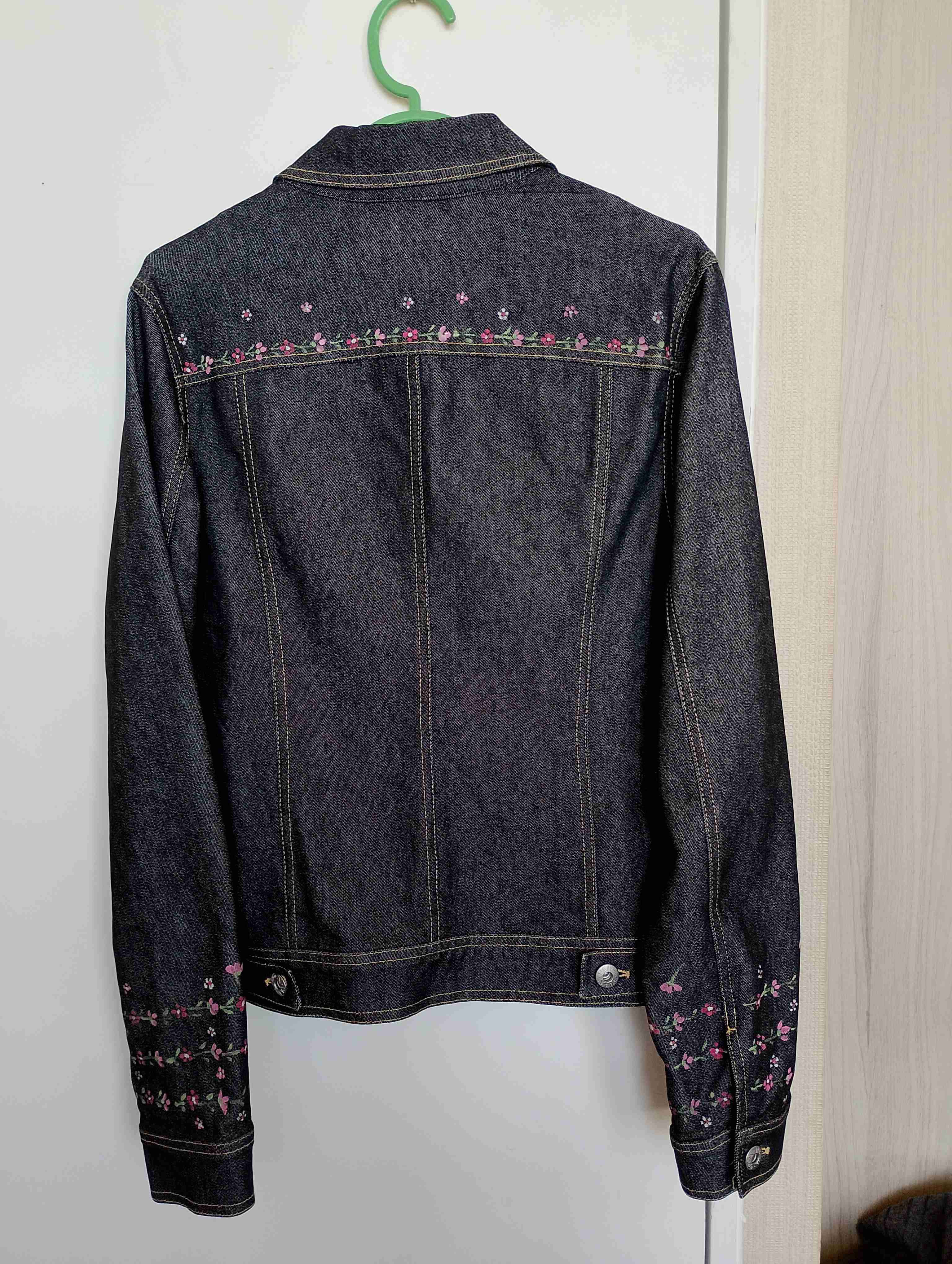 Chaqueta de mezclilla negra con flores pintadas - miniatura 5