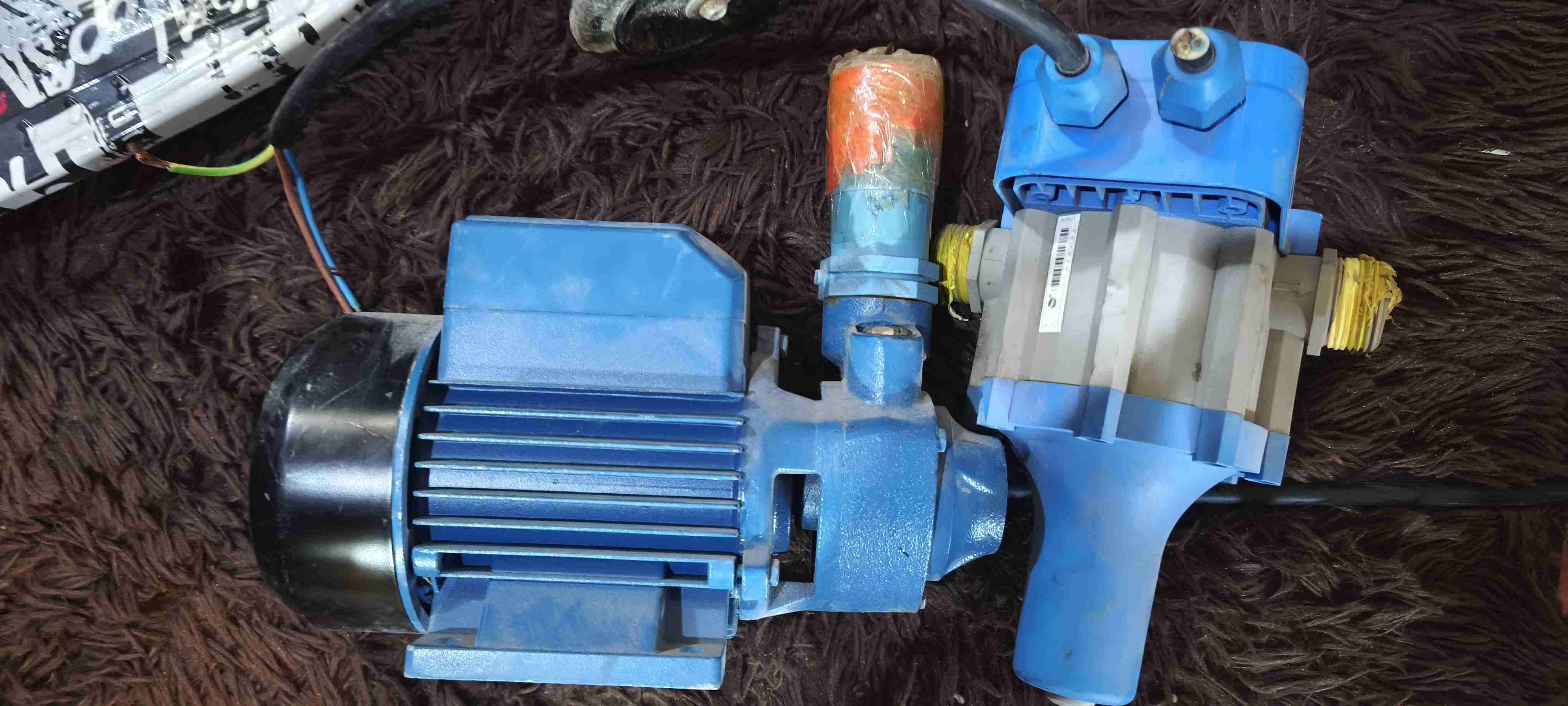 Bomba de agua eléctrica azul