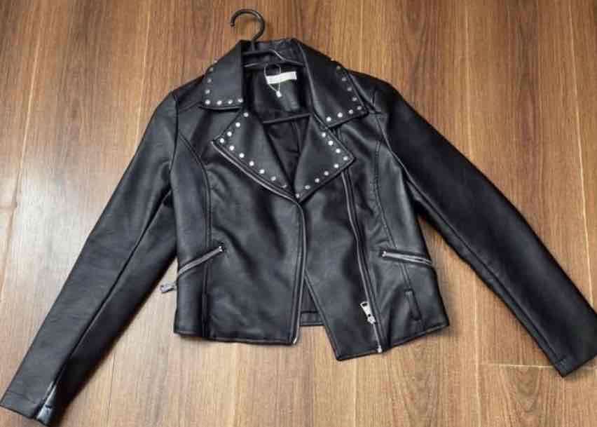 Chaqueta de cuero negra con tachuelas