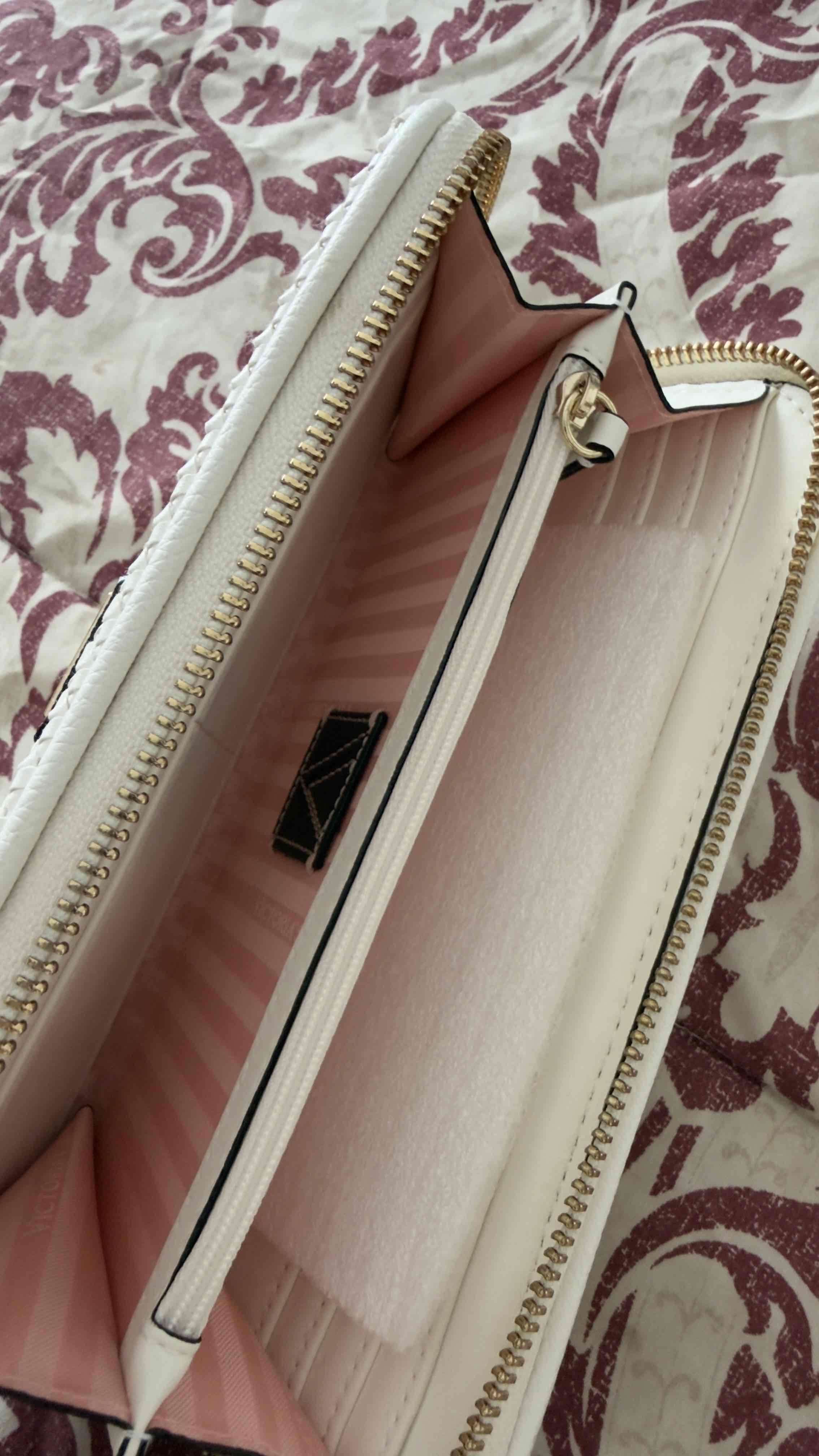 Billetera Victoria’s Secret blanca - miniatura 3