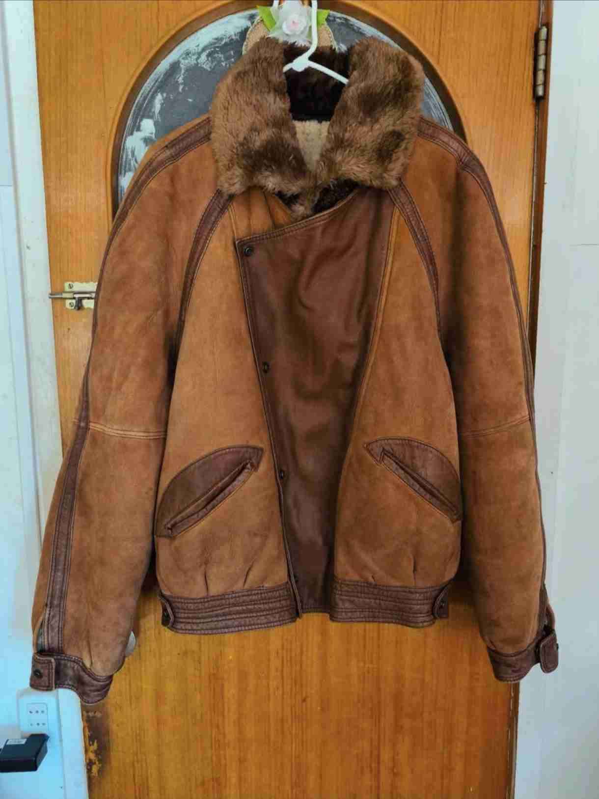 Chaqueta de cuero y chiporro - miniatura 1