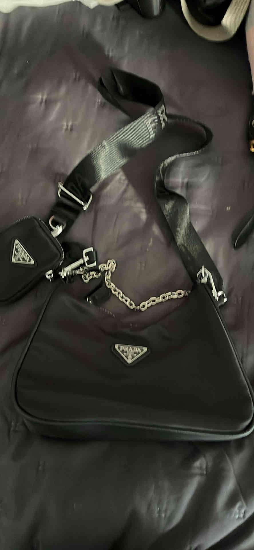 Bolso negro con cadena - miniatura 1