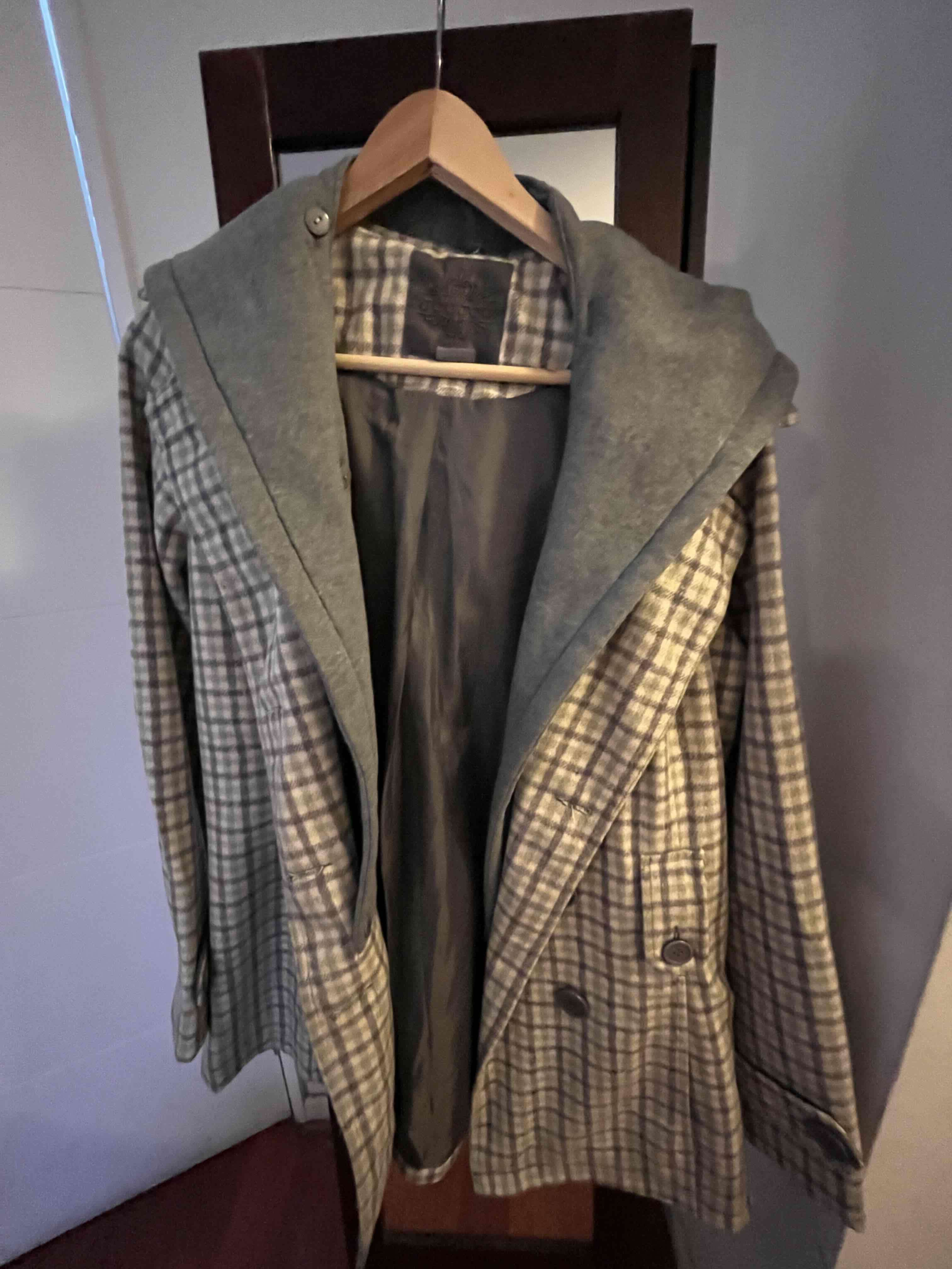 Abrigo a cuadros con capucha