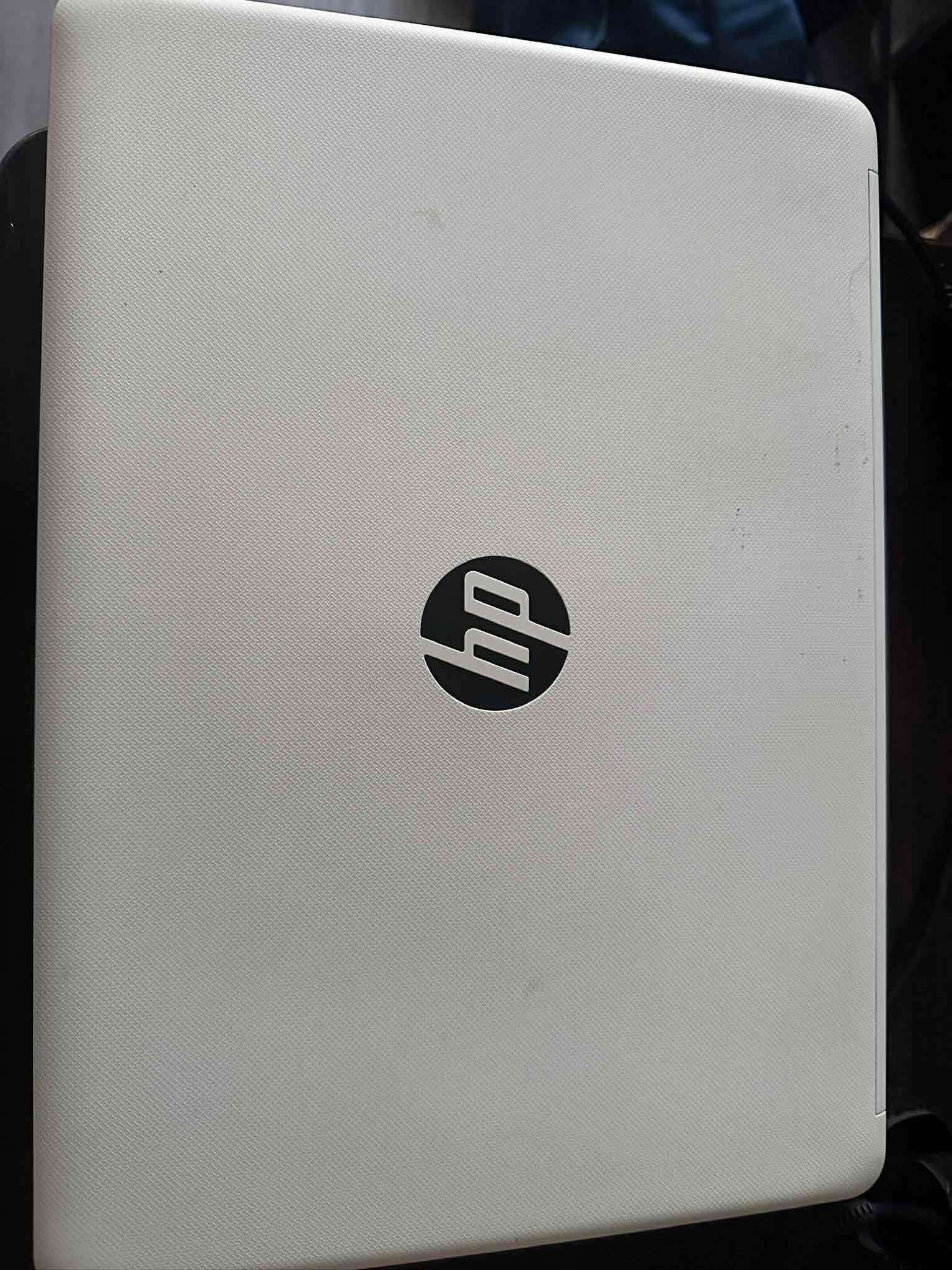 Laptop HP blanca - miniatura 1