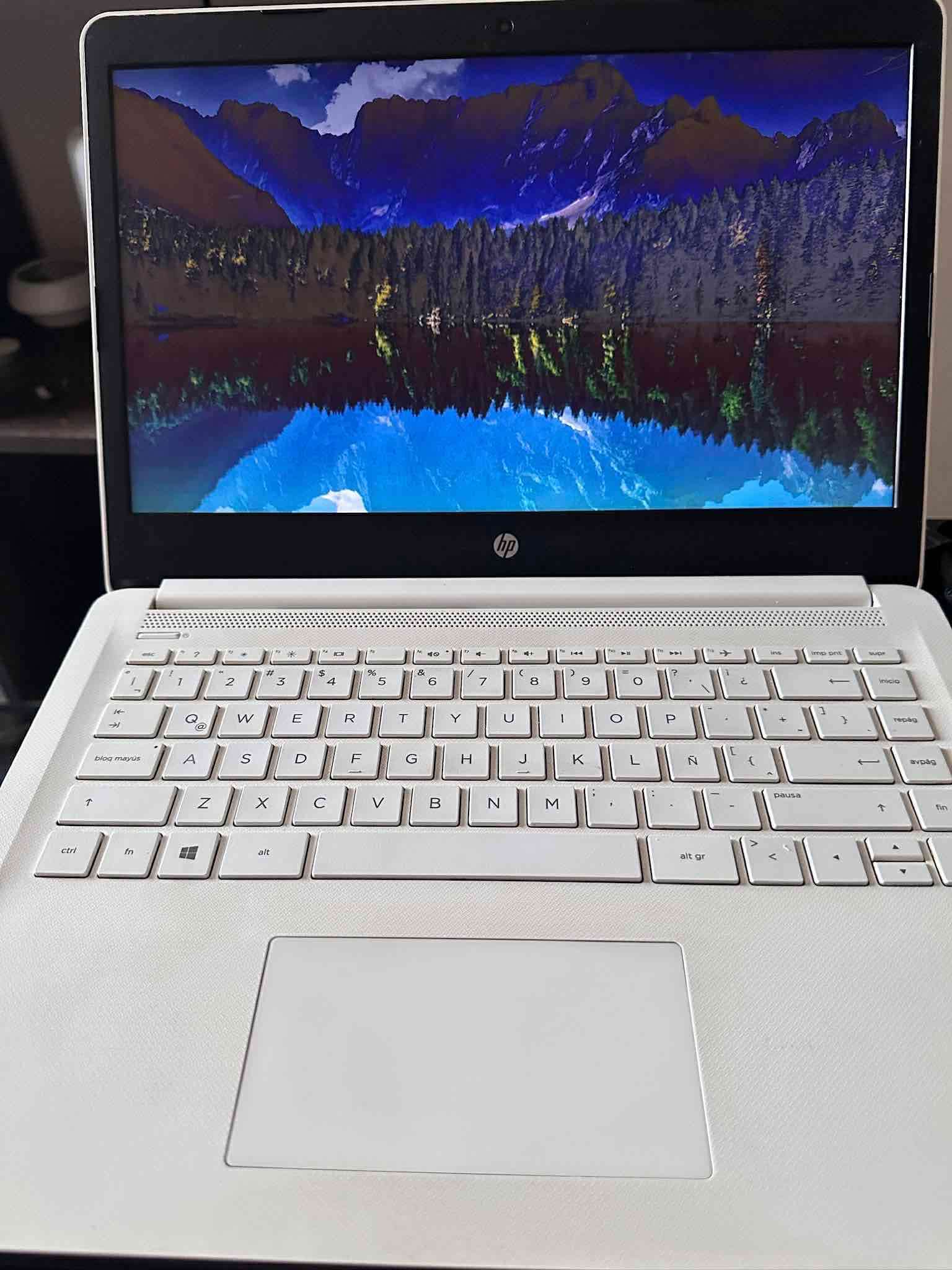 Laptop HP blanca - miniatura 3