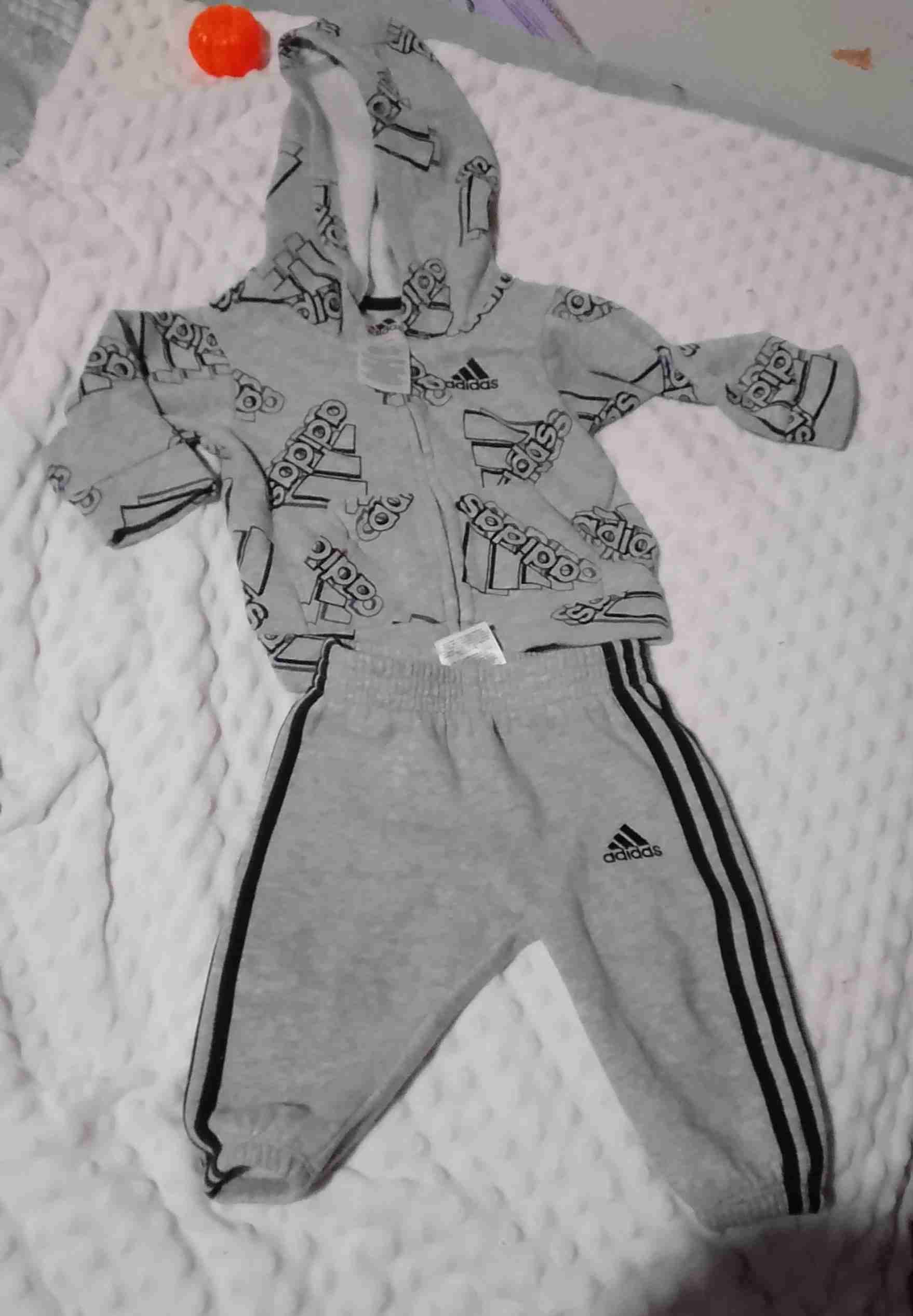 Conjunto bebé Adidas gris con gorro