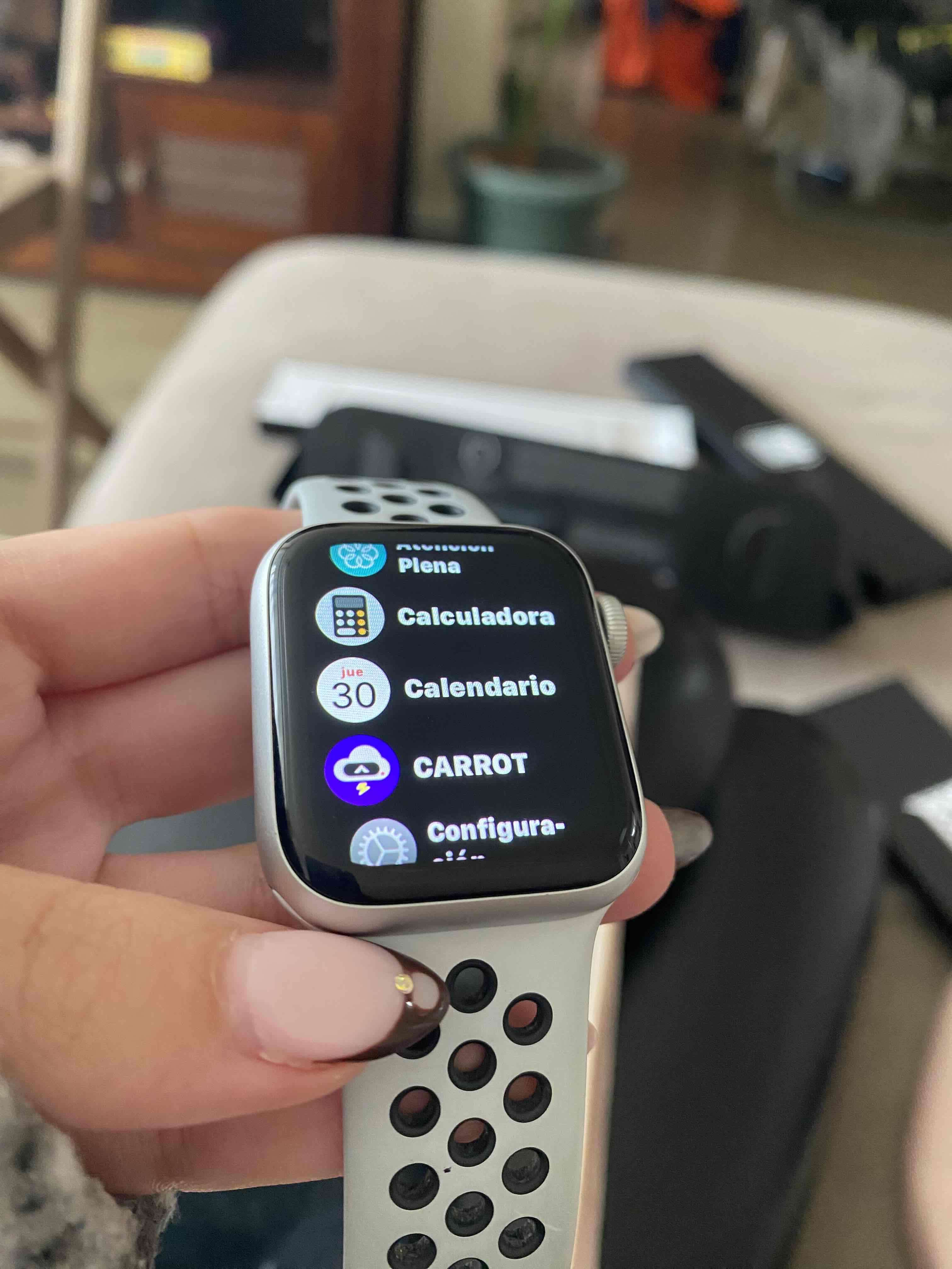 Vendo Apple Watch SE Nike de 40m - miniatura 1