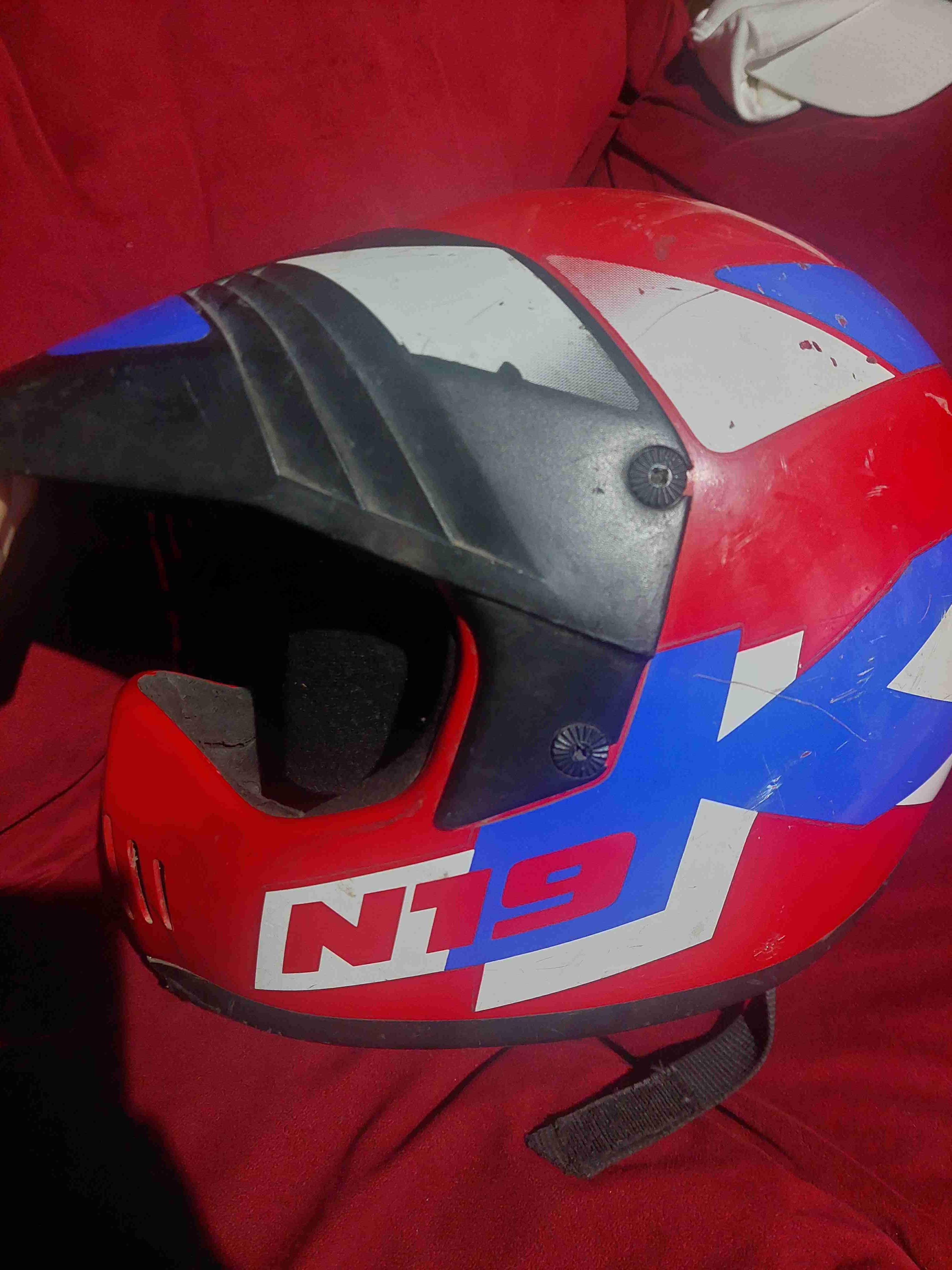 Casco de moto rojo y azul - miniatura 1