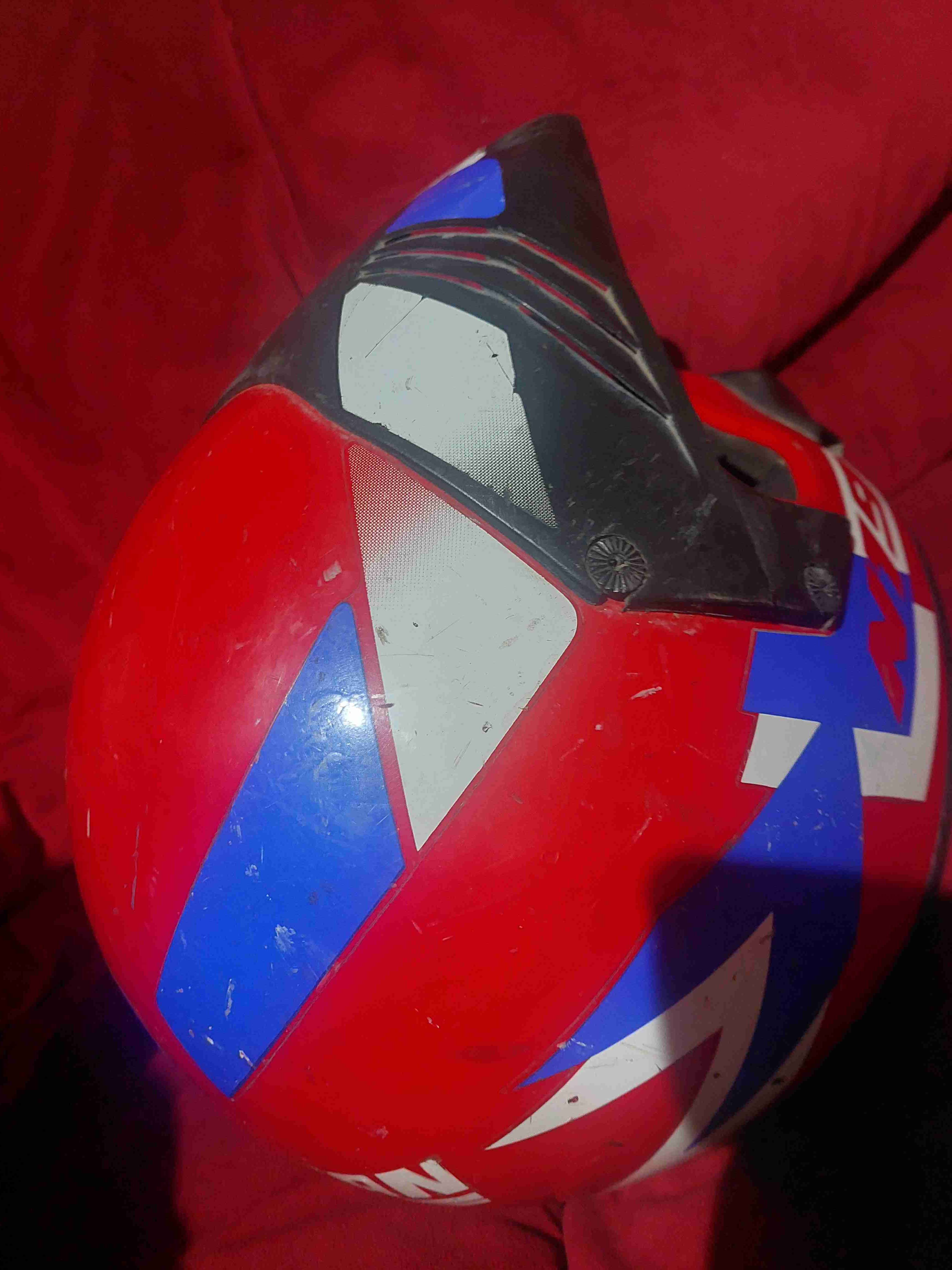 Casco de moto rojo y azul - miniatura 3