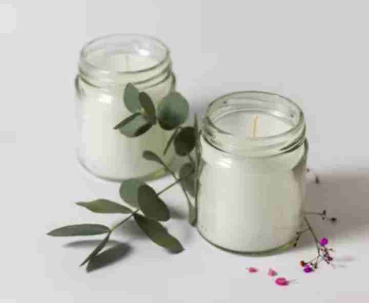 Velas en frascos de vidrio