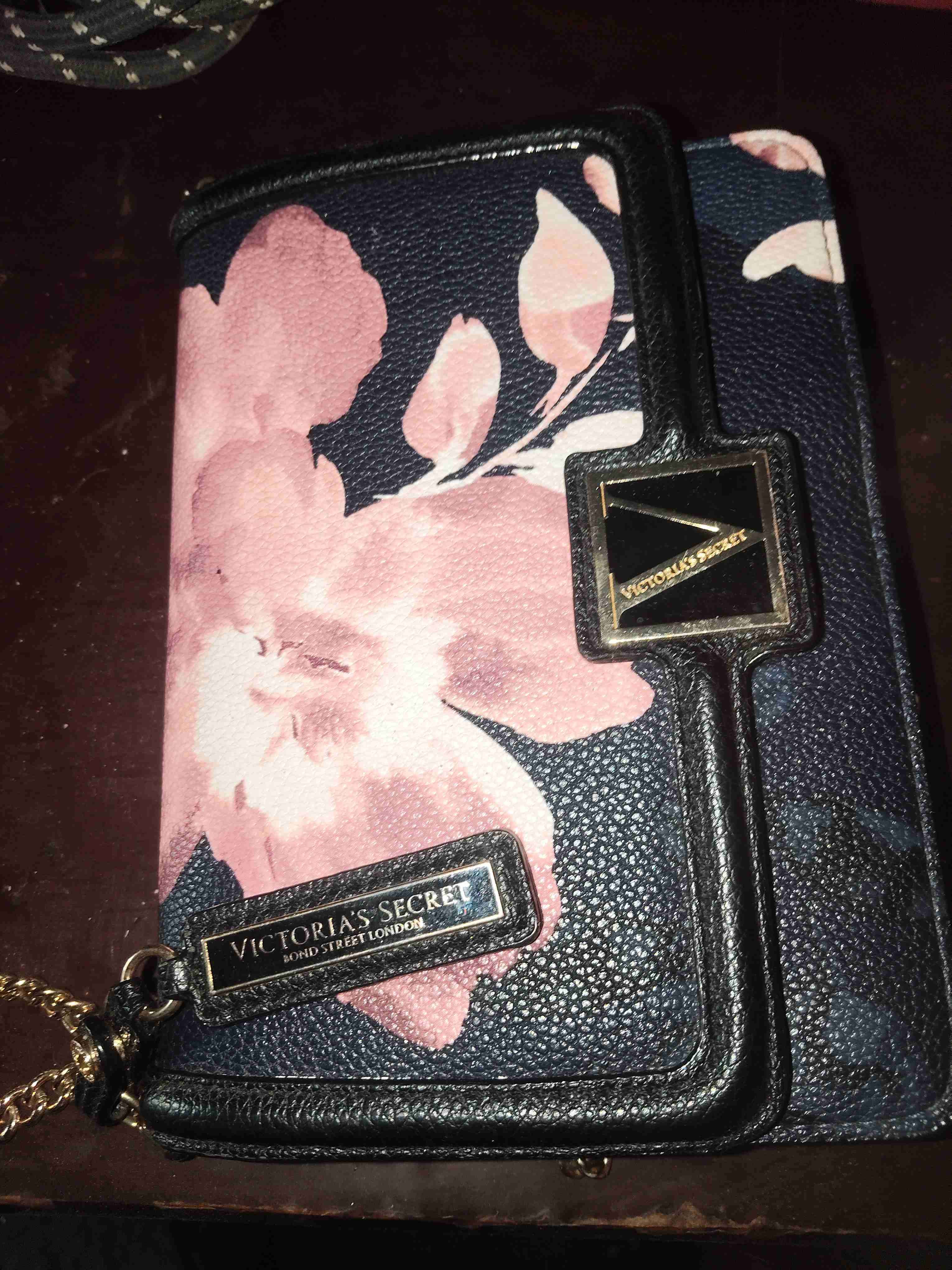 Cartera floral negra con cadena Victorias secret - miniatura 2