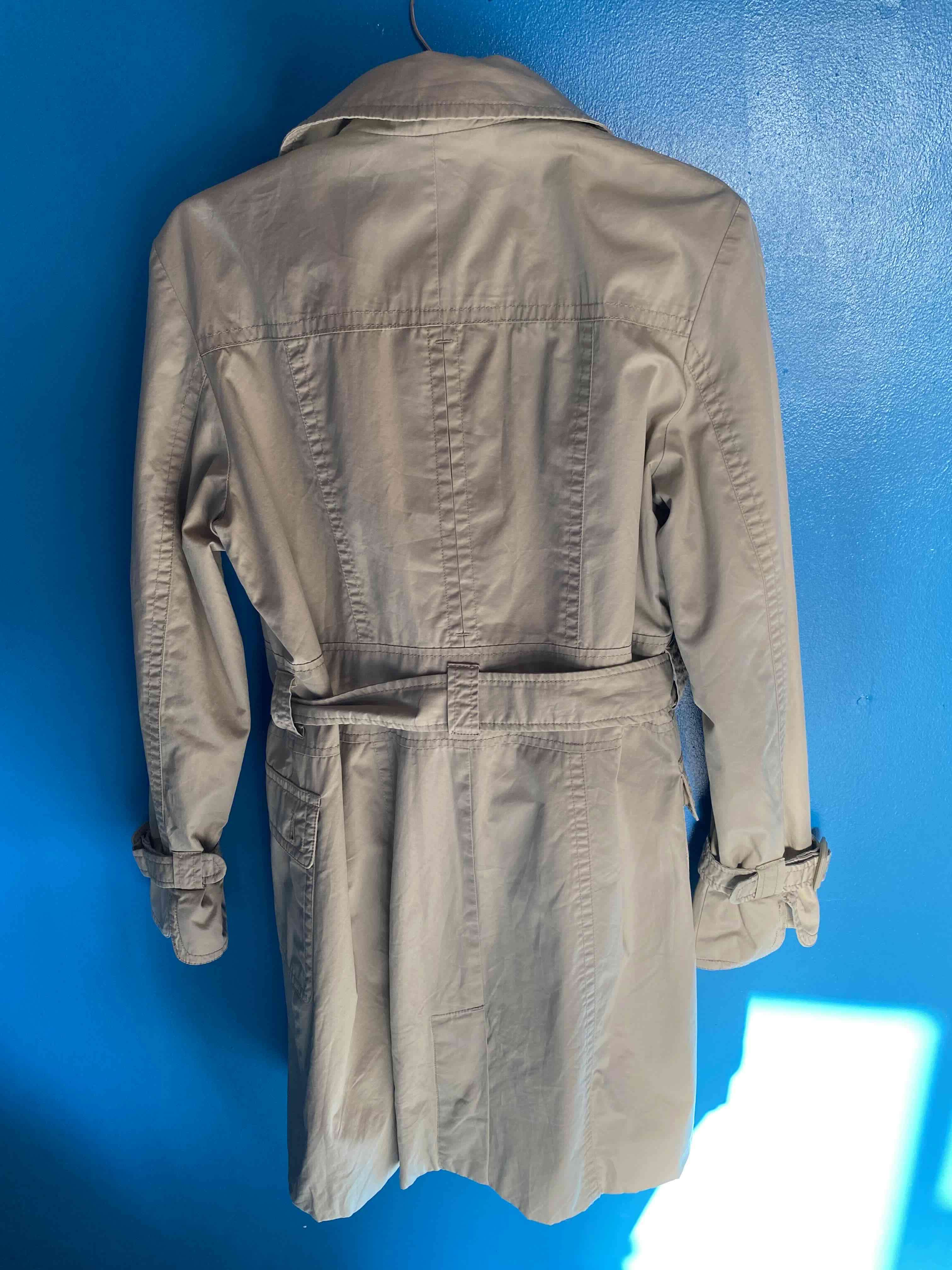 Abrigo trench beige con cinturón - miniatura 3