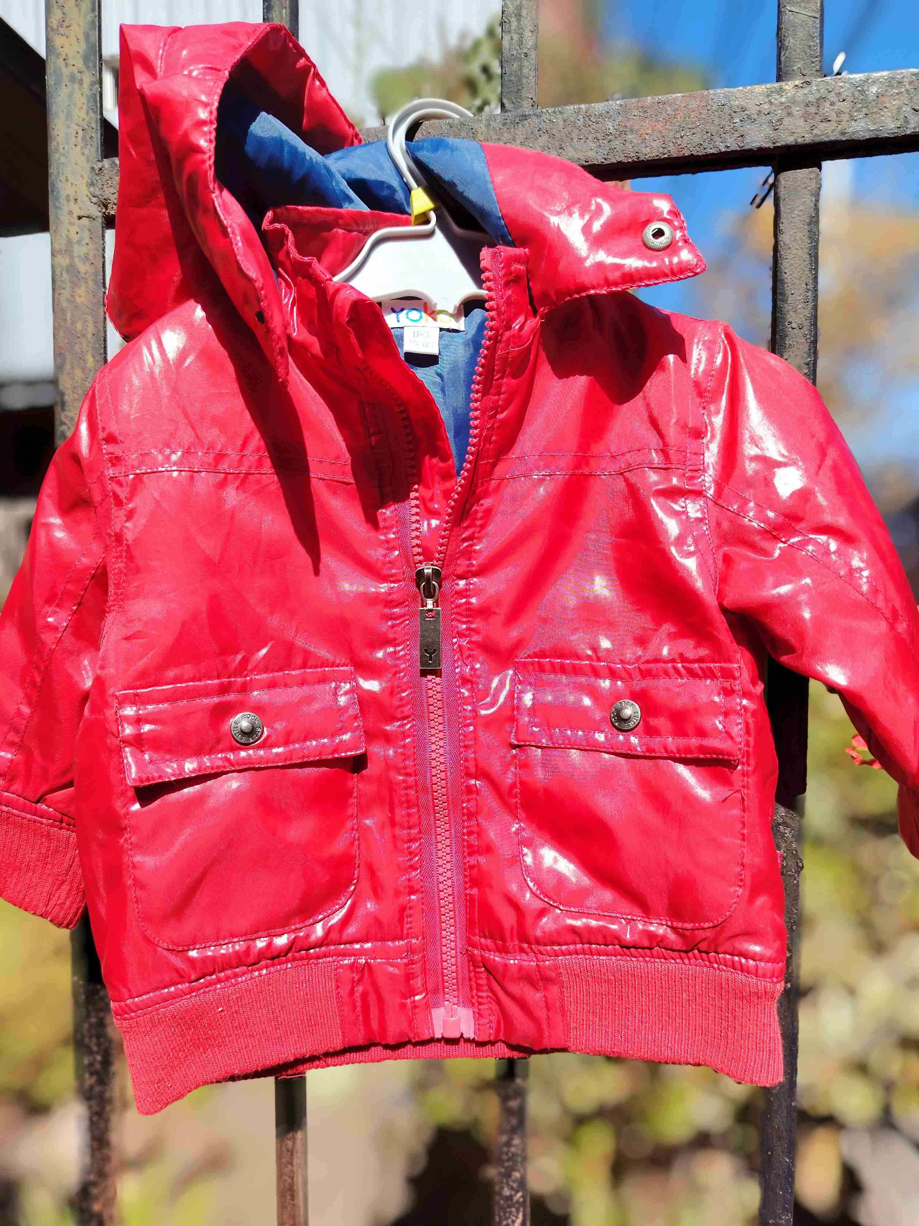 Chaqueta impermeable roja para niño