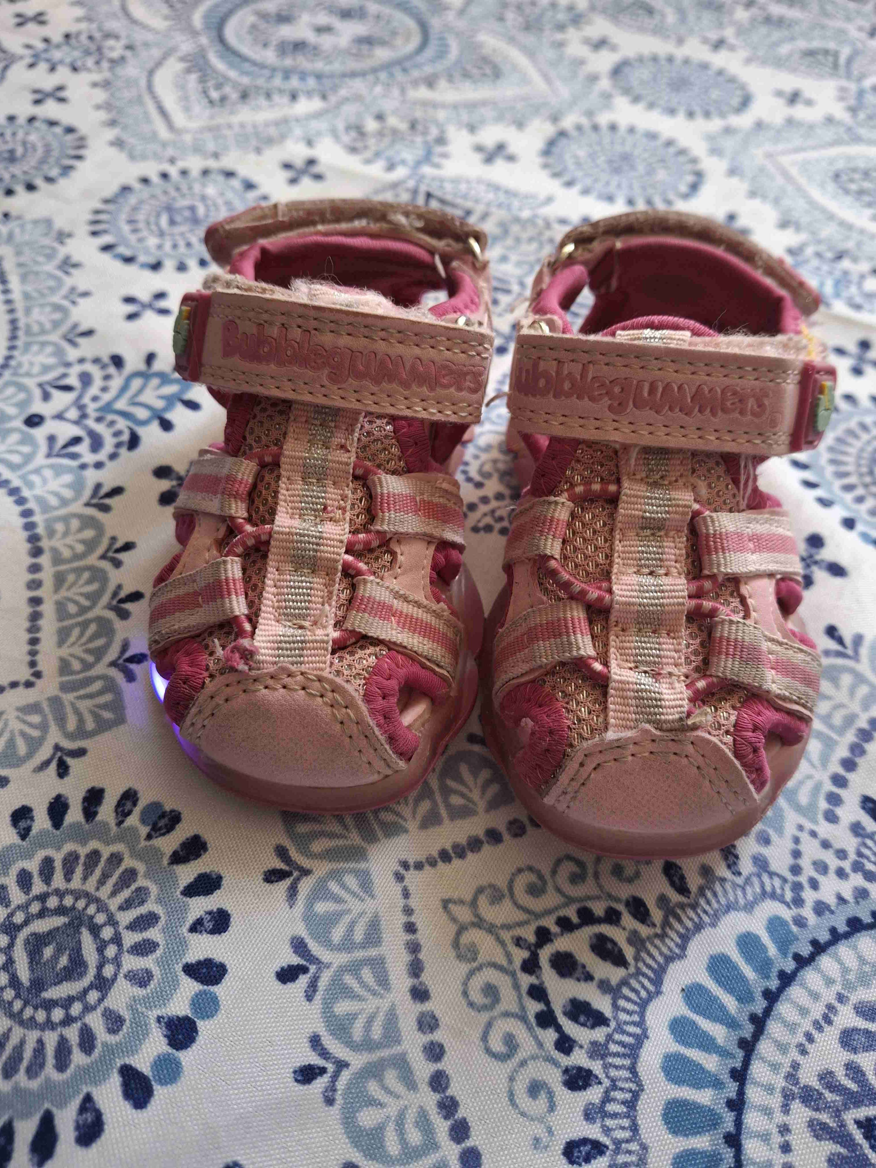 Sandalias rosadas para niña