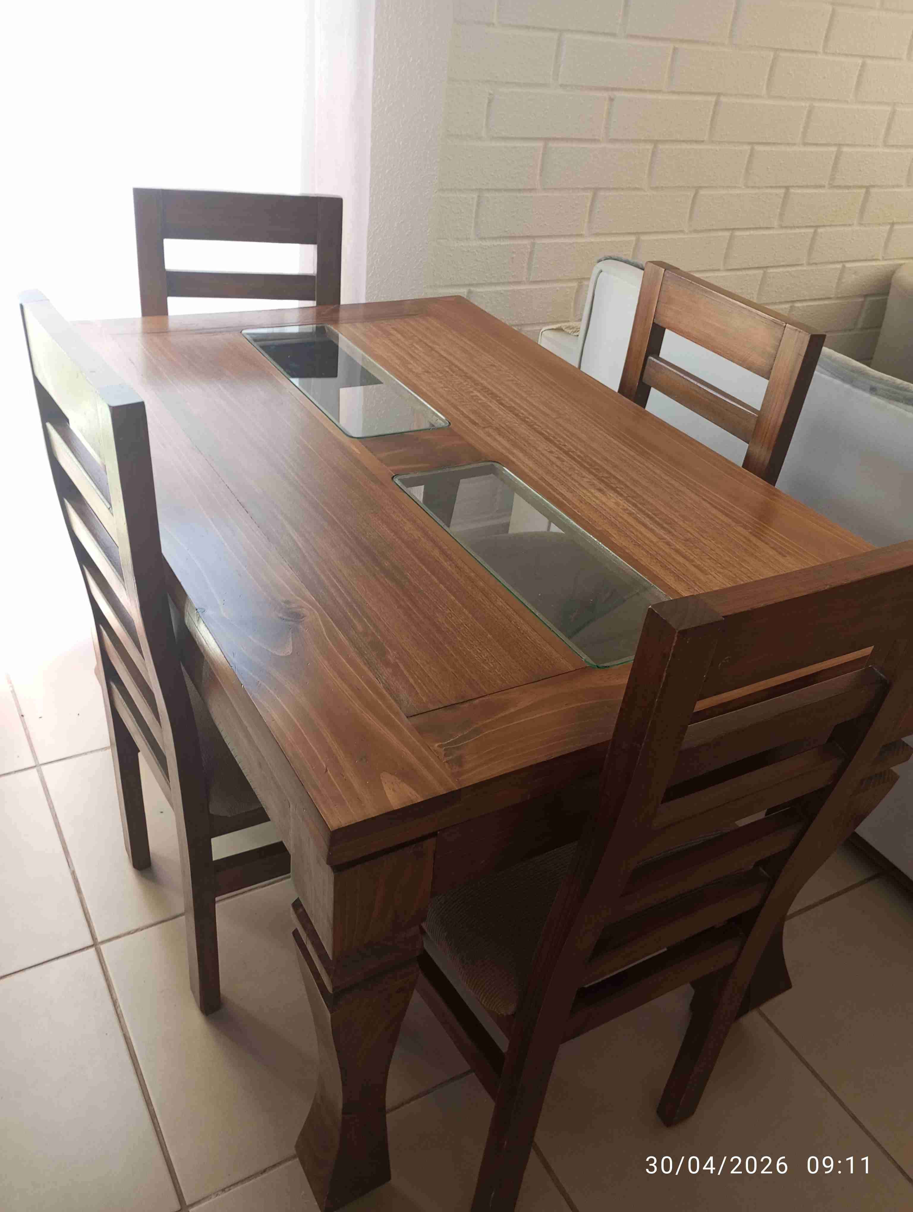 Mesa de comedor con vidrio