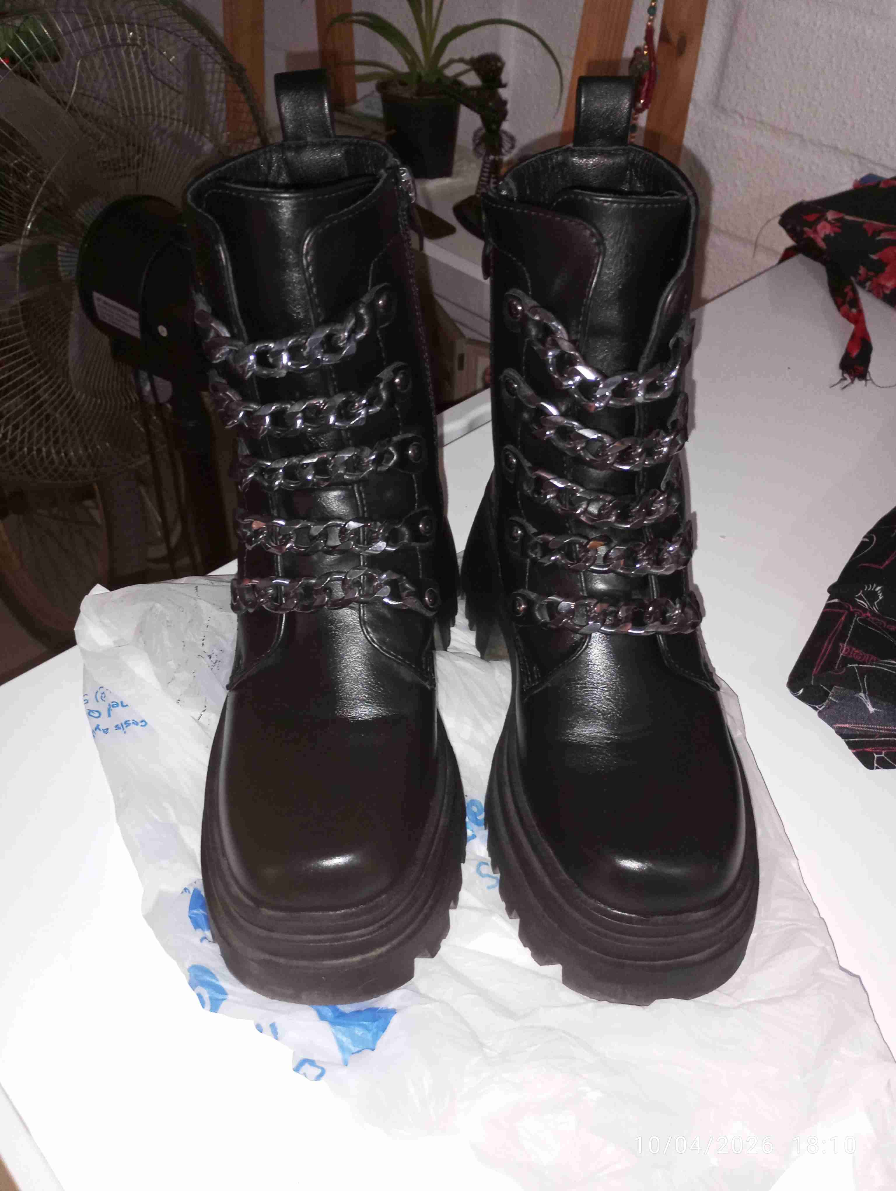 Botas negras con cadenas