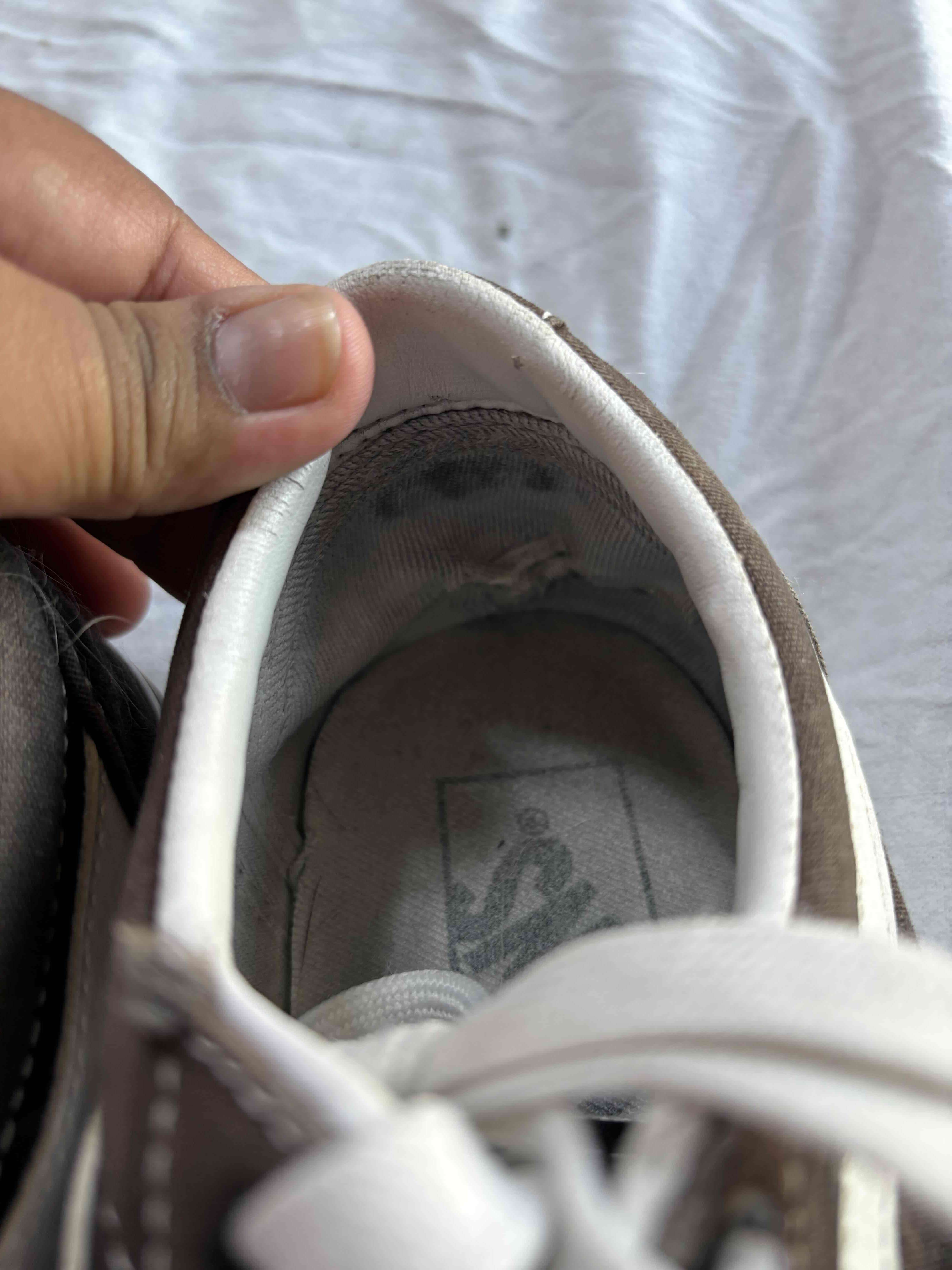 Zapatillas negras con cordones blancos - miniatura 2