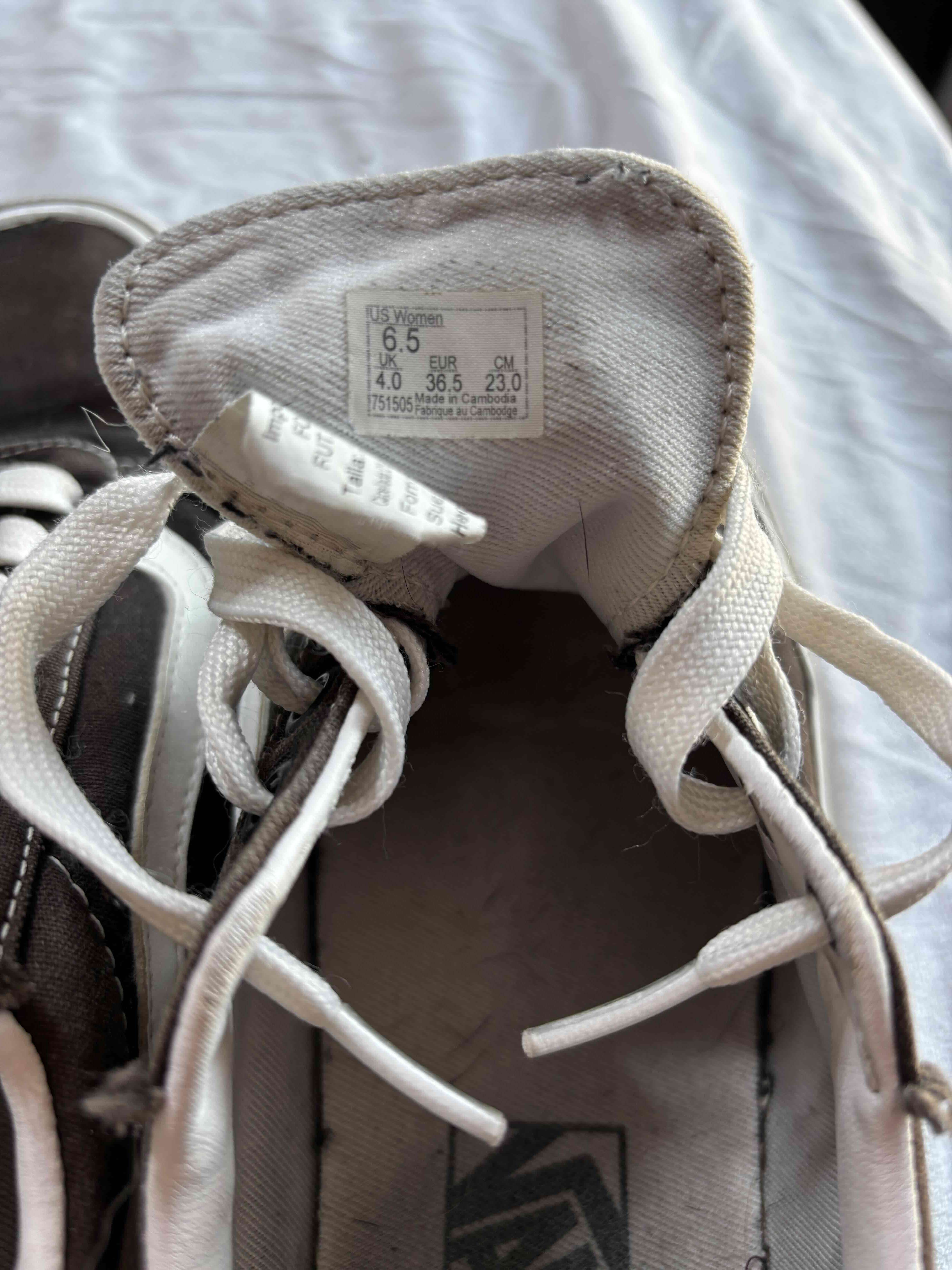 Zapatillas negras con cordones blancos - miniatura 3