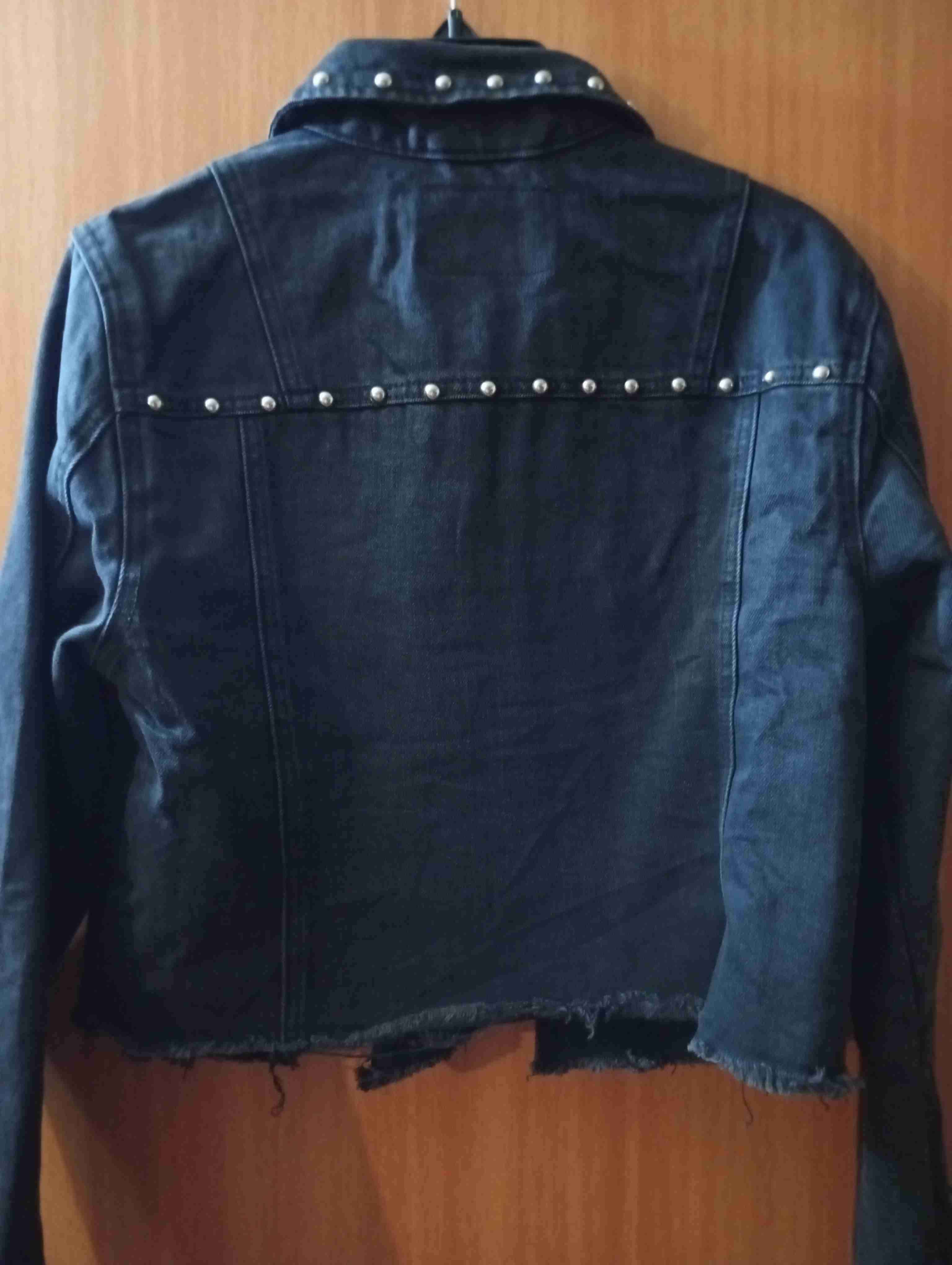 Chaqueta vaquera negra con tachas - miniatura 3