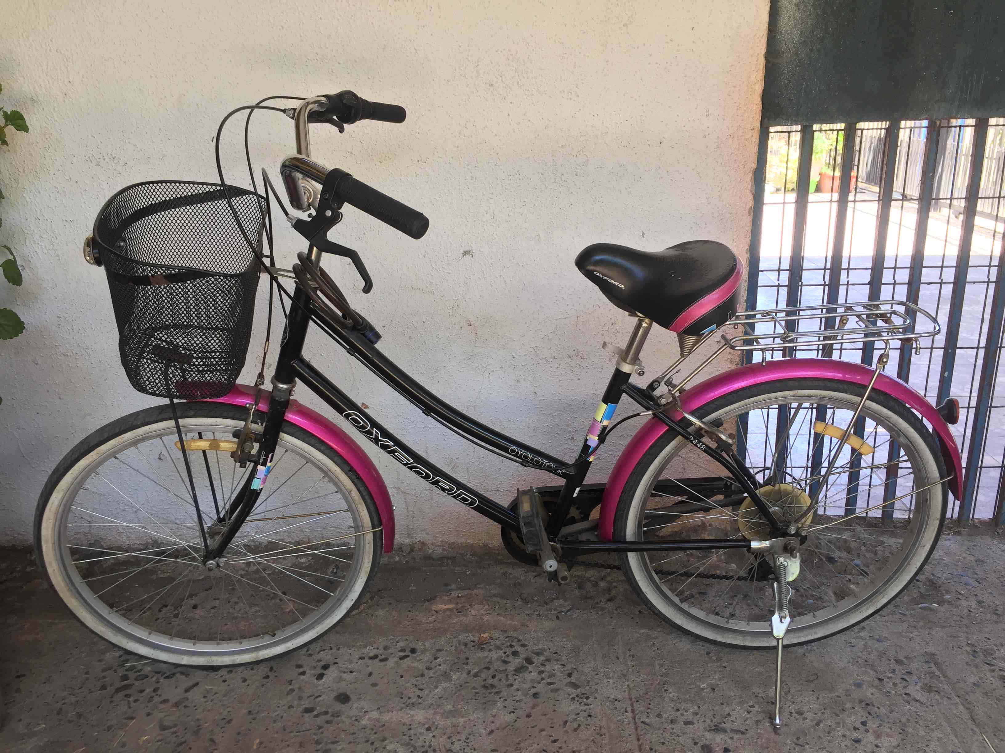 Bicicleta urbana negra y fucsia - miniatura 1