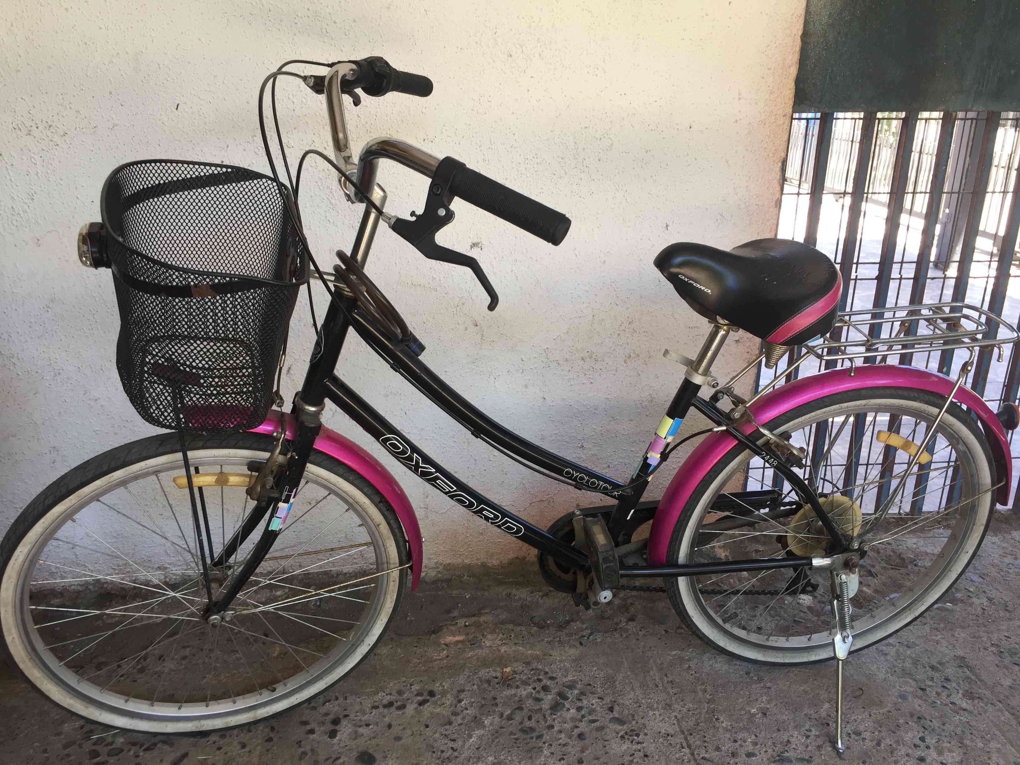 Bicicleta urbana negra y fucsia - miniatura 2
