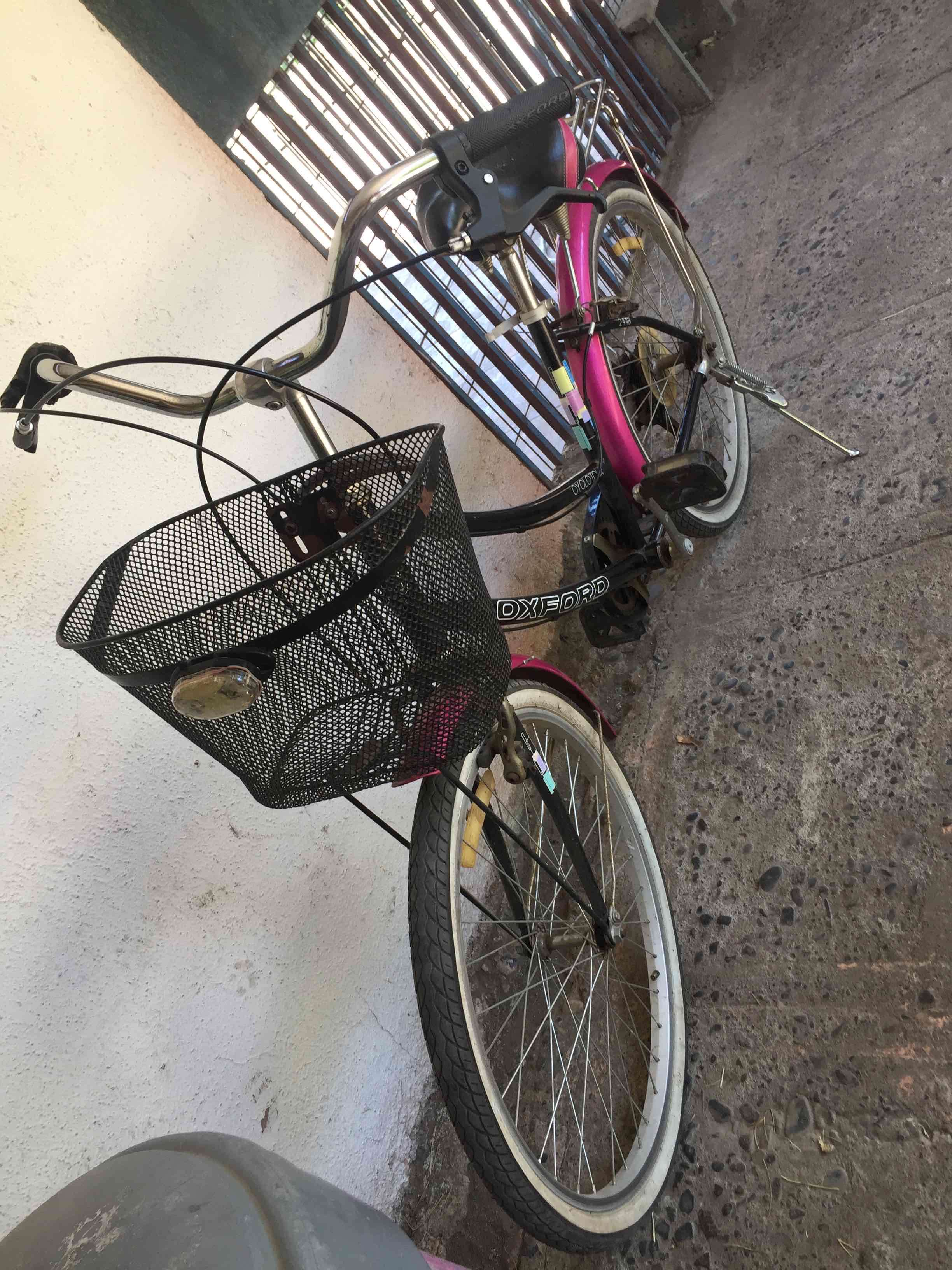 Bicicleta urbana negra y fucsia - miniatura 3