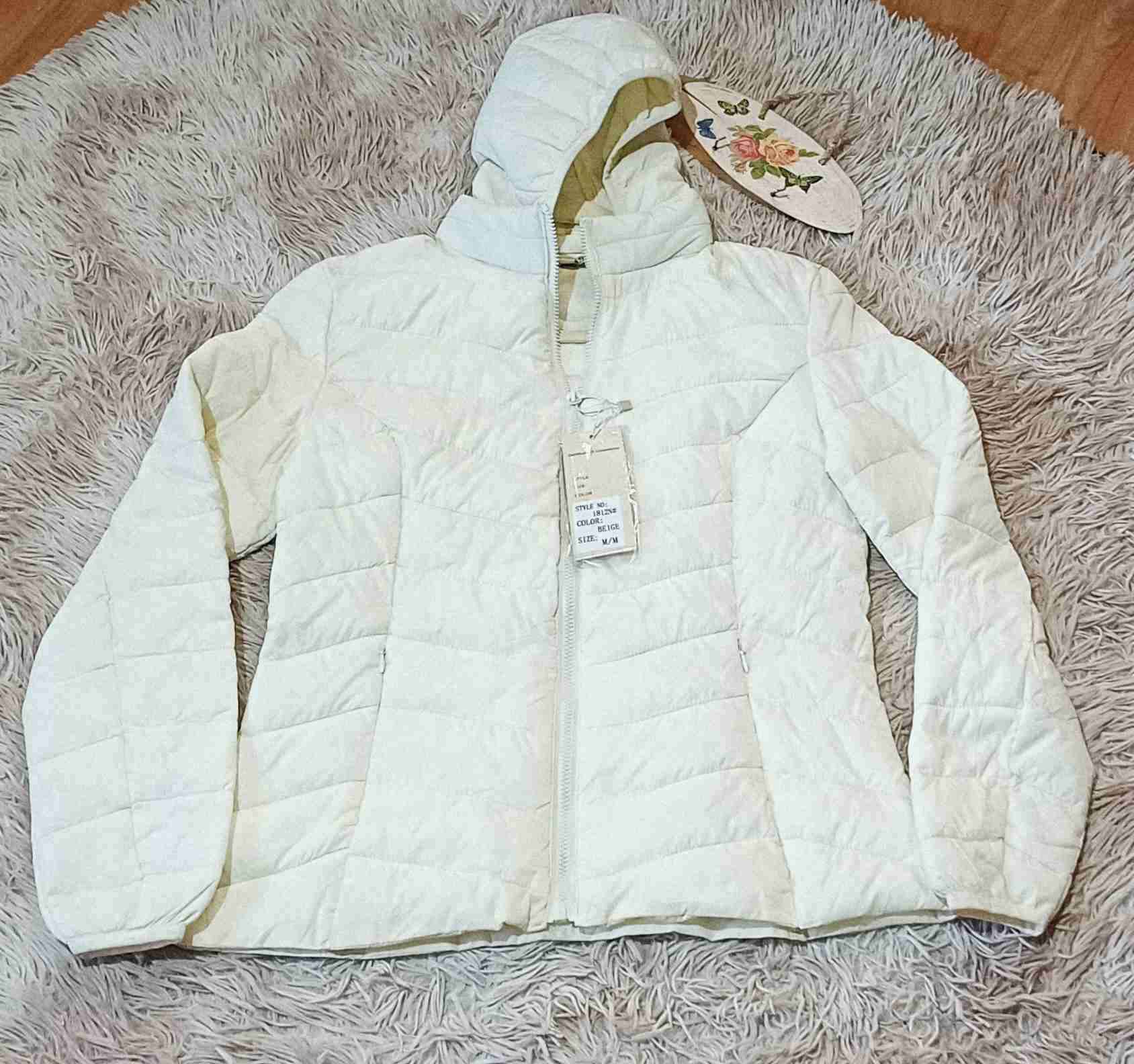 Chaqueta acolchada blanca con capucha - miniatura 1