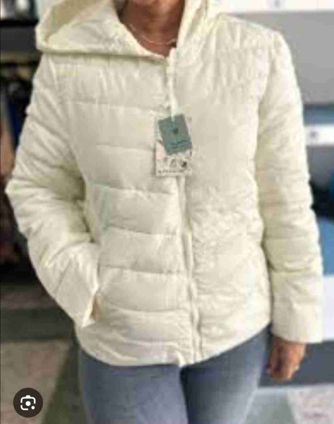 Chaqueta acolchada blanca con capucha - miniatura 2